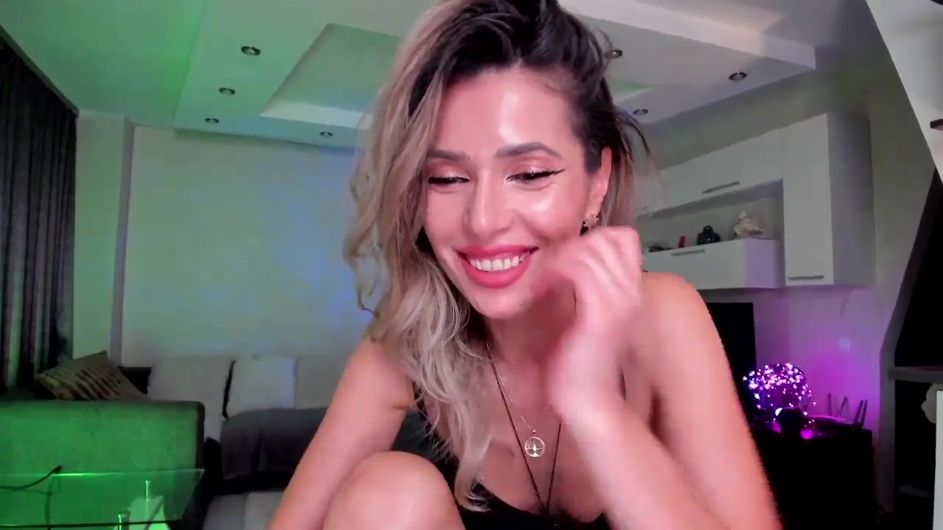 Gallery image thumbnail from SmileyTinaa's myfreecams stream on, 04/01/2024, 21:42 image 18 of 20