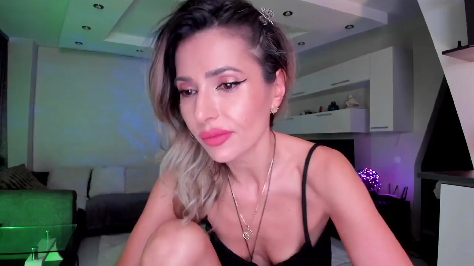 Gallery image thumbnail from SmileyTinaa's myfreecams stream on, 04/01/2024, 21:42 image 3 of 20