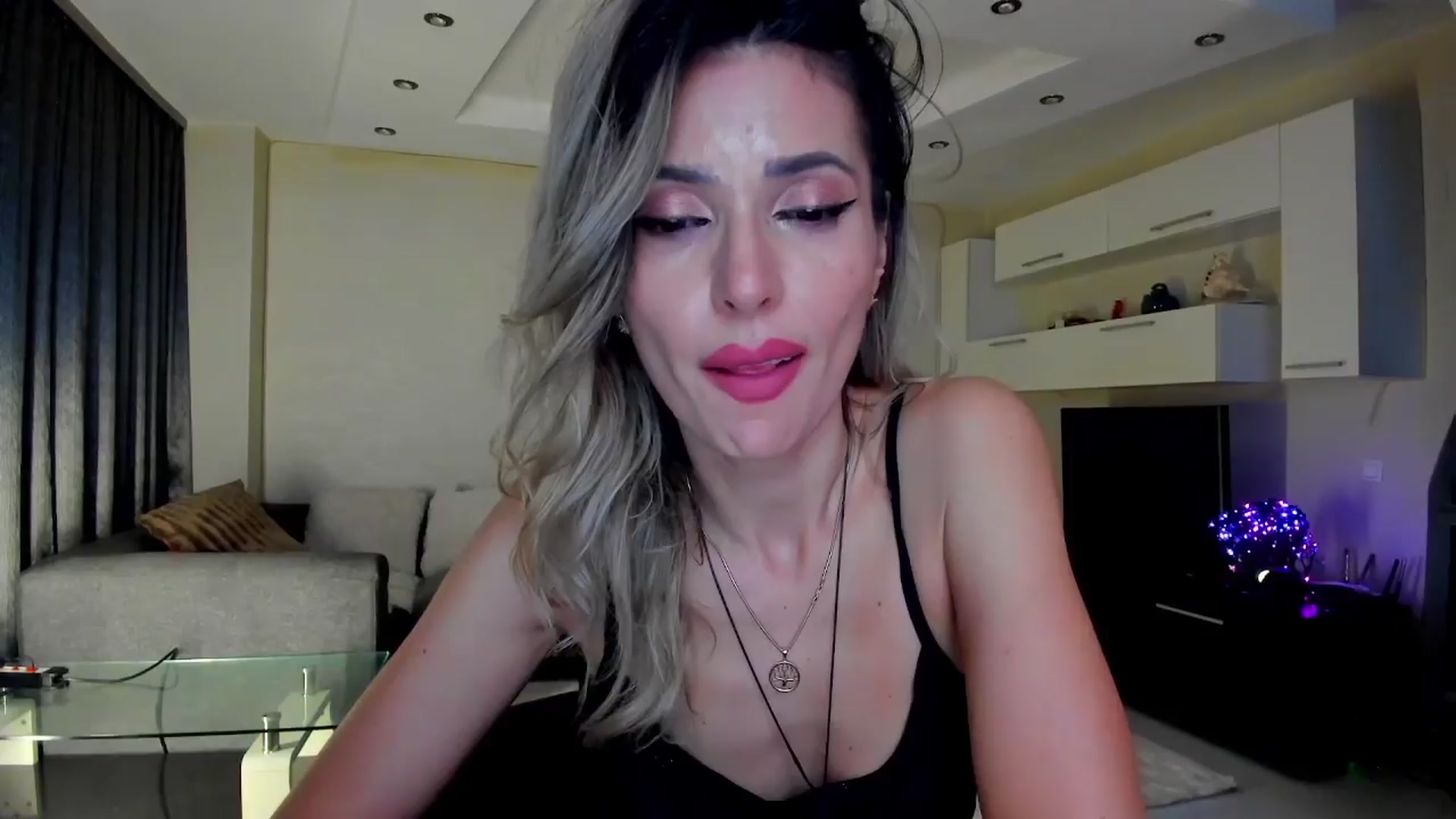 Gallery image thumbnail from SmileyTinaa's myfreecams stream on, 04/02/2024, 24:02 image 7 of 20