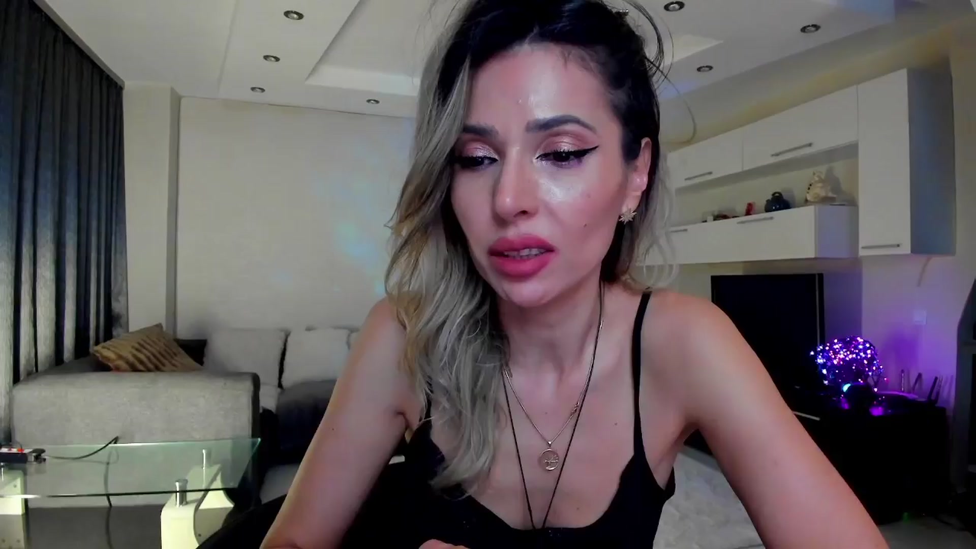 Gallery image thumbnail from SmileyTinaa's myfreecams stream on, 04/02/2024, 24:02 image 10 of 20