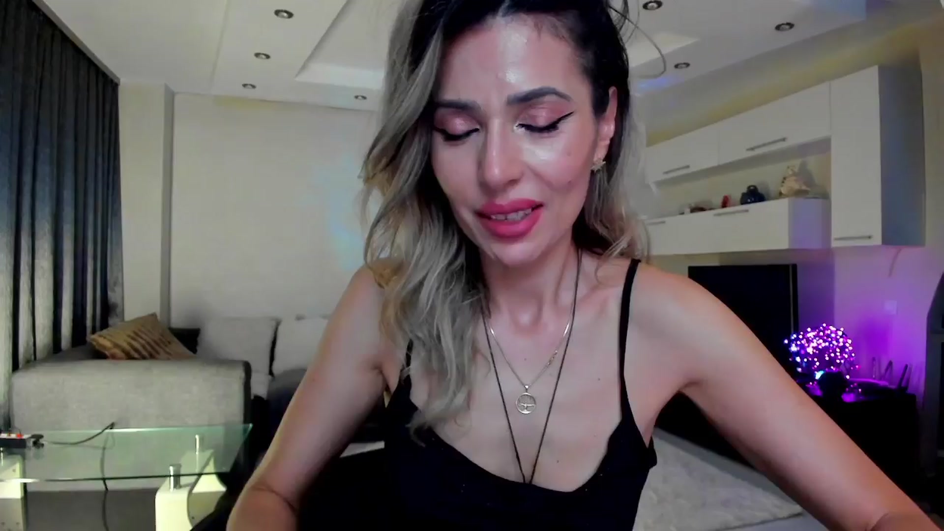 Gallery image thumbnail from SmileyTinaa's myfreecams stream on, 04/02/2024, 24:02 image 6 of 20