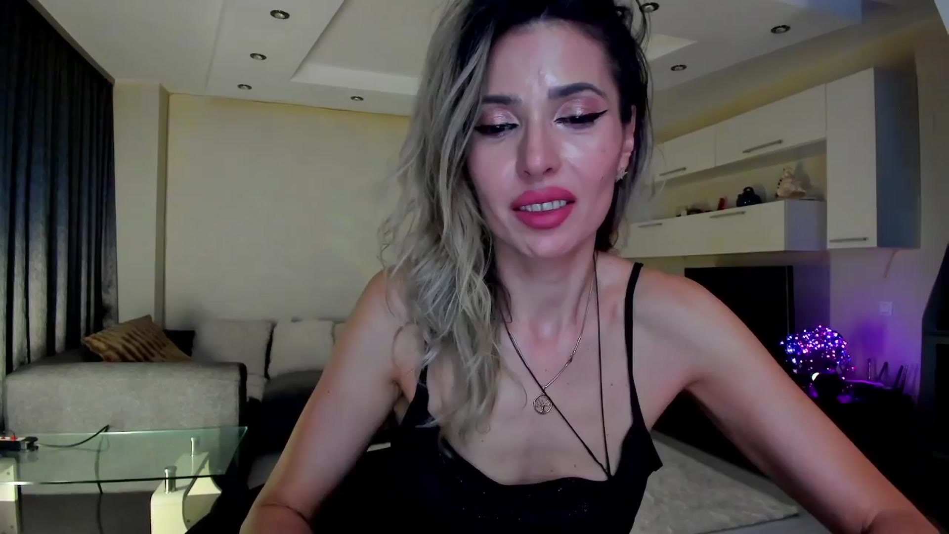 Gallery image thumbnail from SmileyTinaa's myfreecams stream on, 04/02/2024, 24:02 image 3 of 20