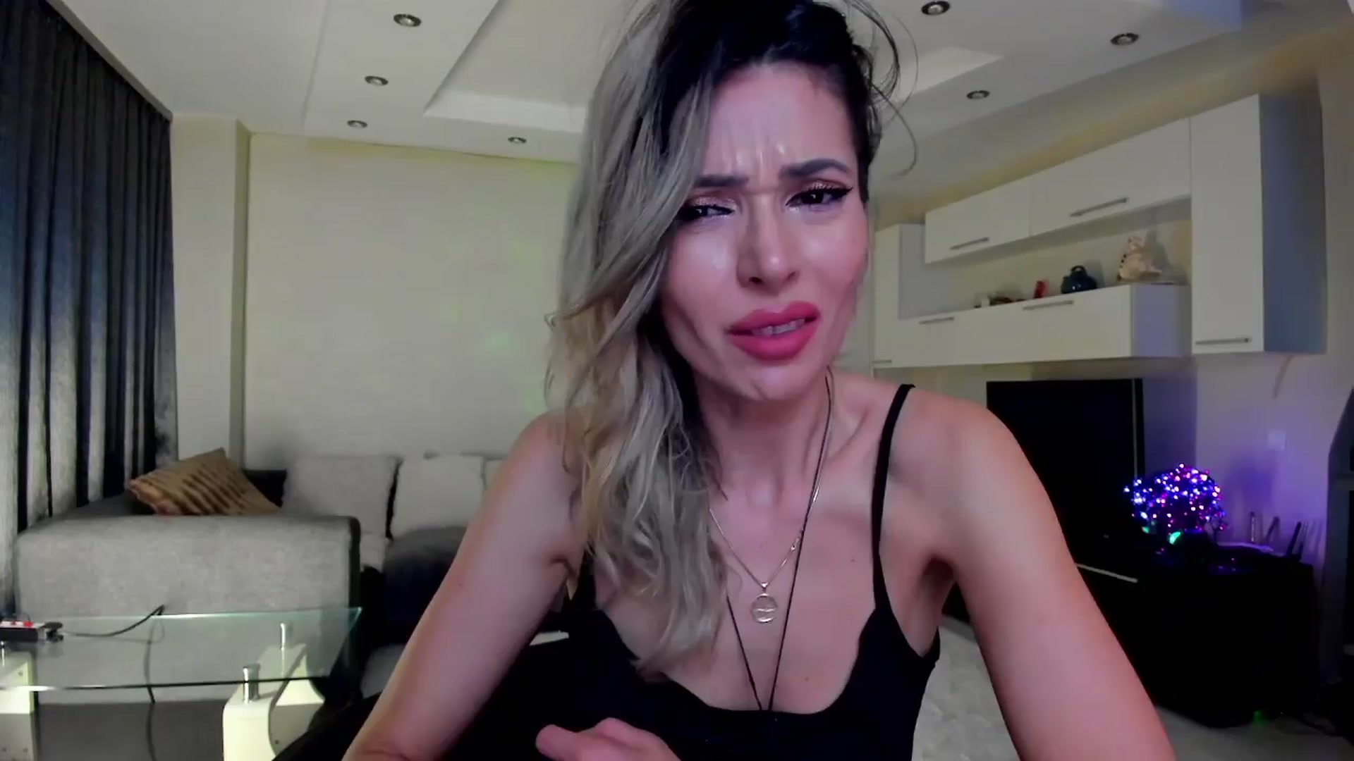 Gallery image thumbnail from SmileyTinaa's myfreecams stream on, 04/02/2024, 24:02 image 9 of 20