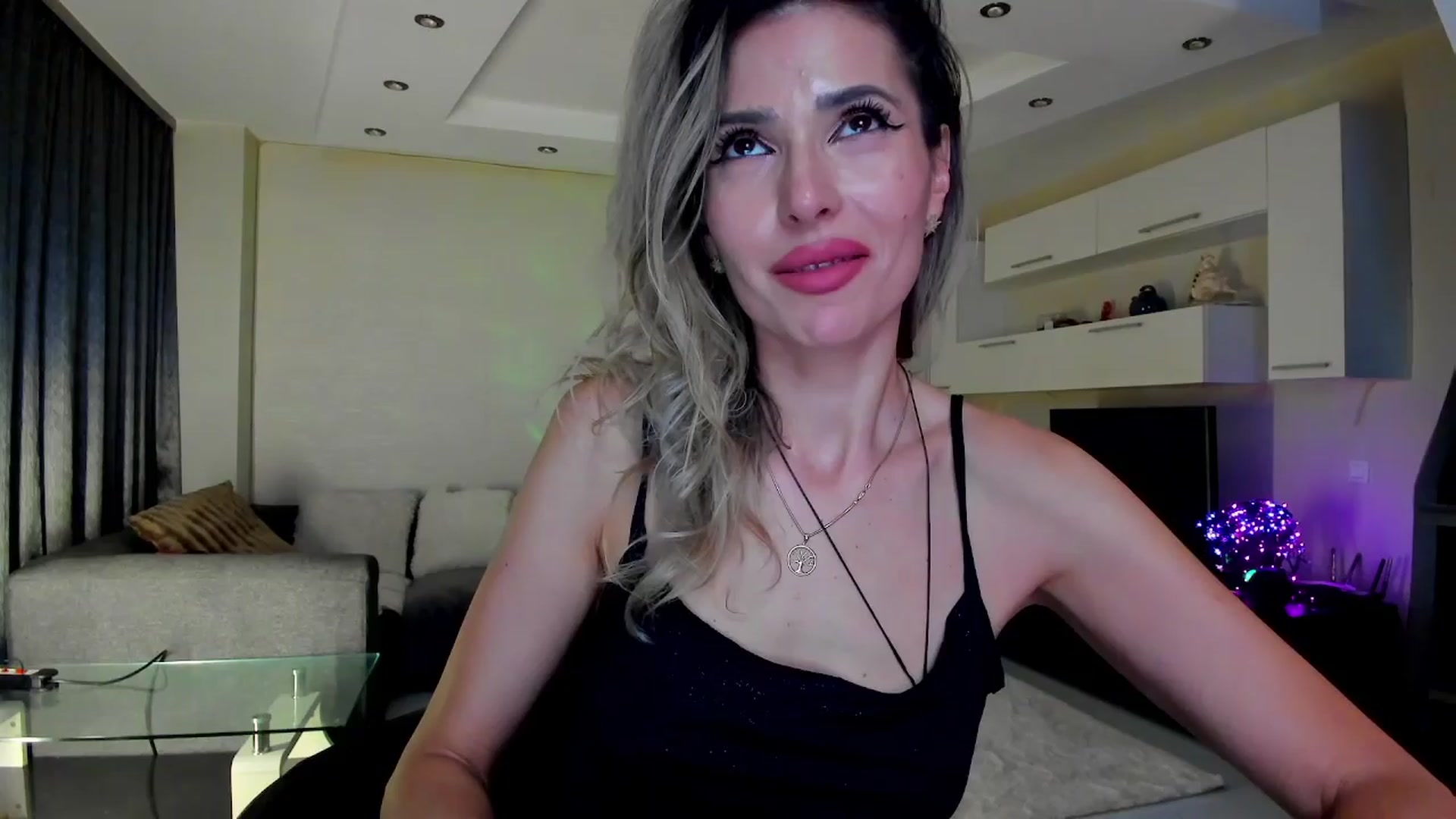 Gallery image thumbnail from SmileyTinaa's myfreecams stream on, 04/02/2024, 24:02 image 1 of 20