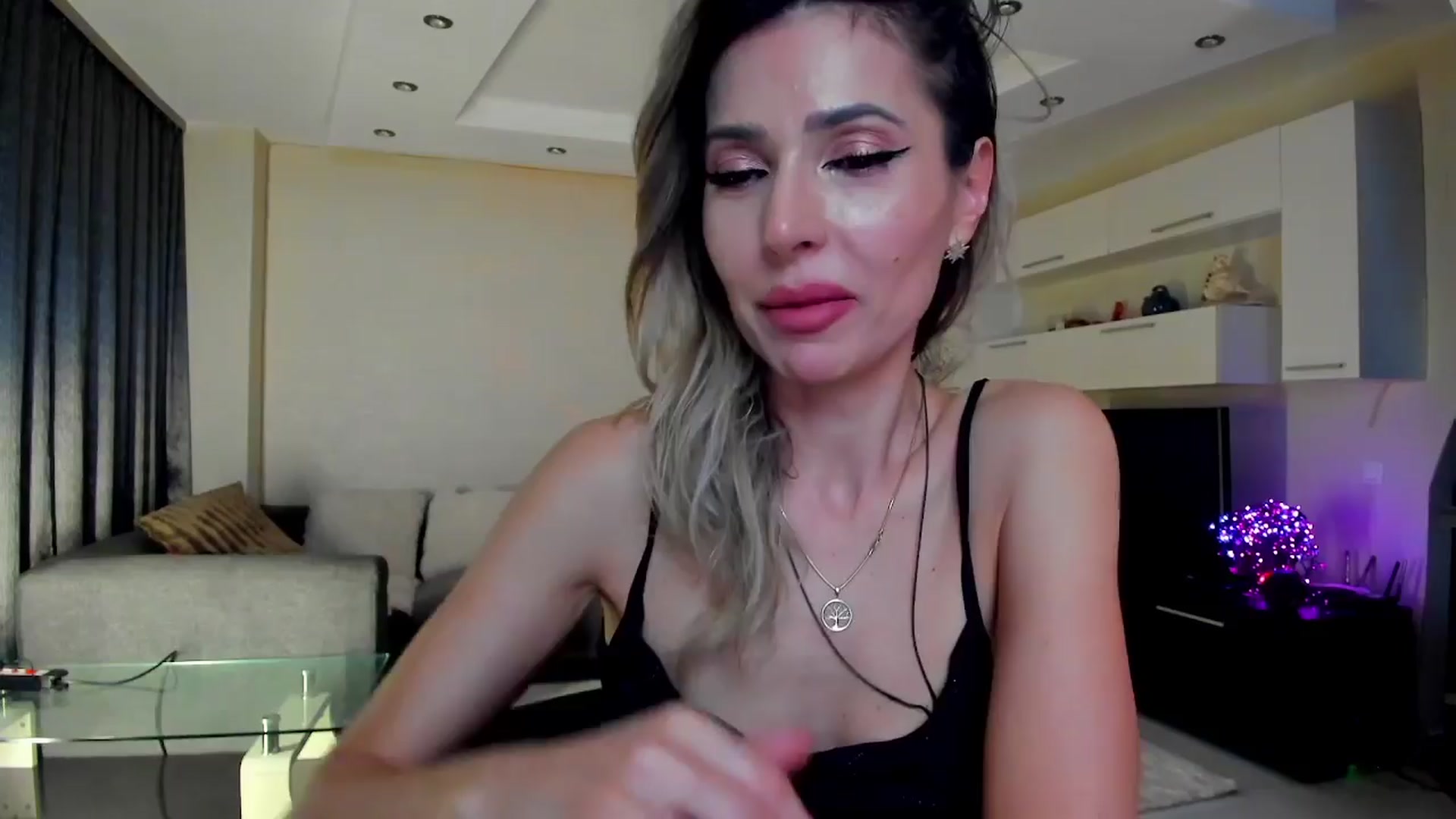 Gallery image thumbnail from SmileyTinaa's myfreecams stream on, 04/02/2024, 24:02 image 4 of 20