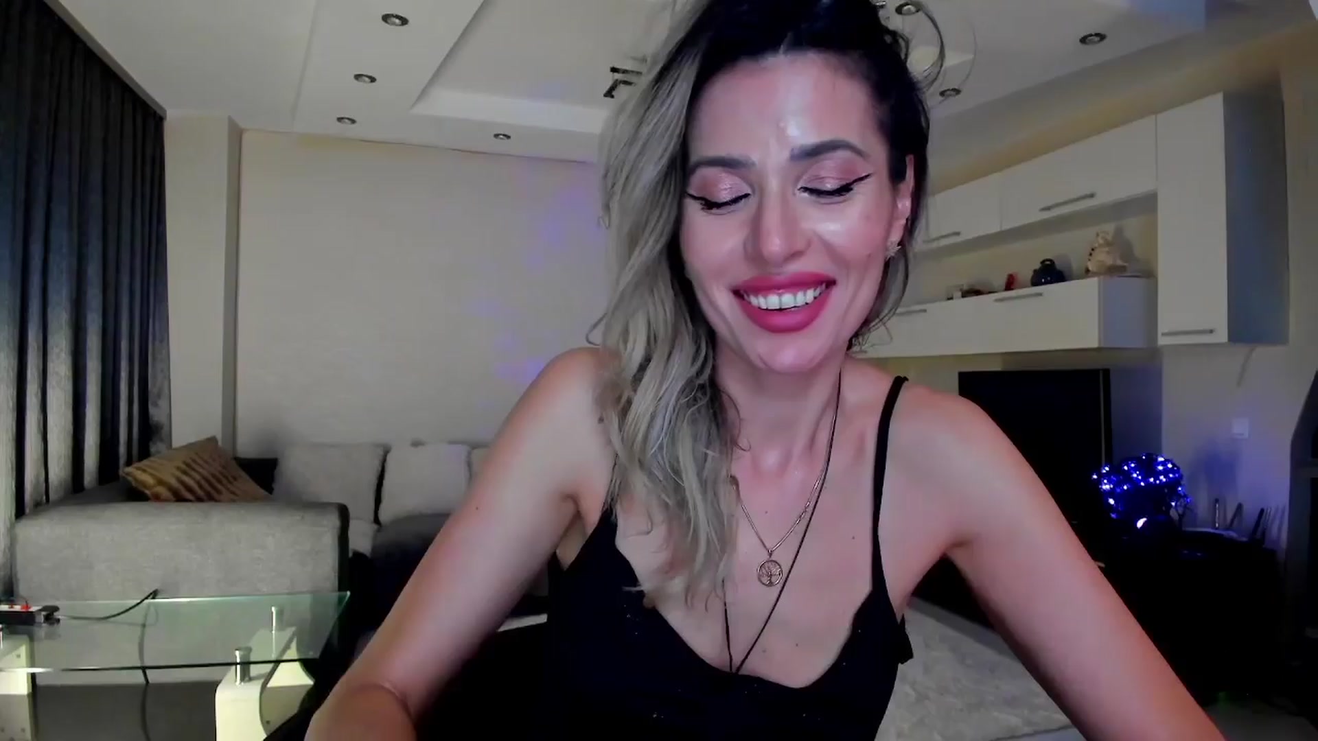 Gallery image thumbnail from SmileyTinaa's myfreecams stream on, 04/02/2024, 24:02 image 13 of 20