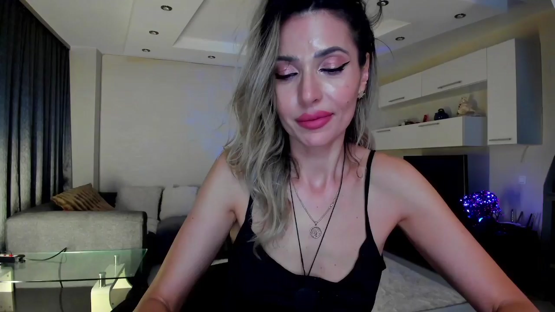 Gallery image thumbnail from SmileyTinaa's myfreecams stream on, 04/02/2024, 24:02 image 15 of 20
