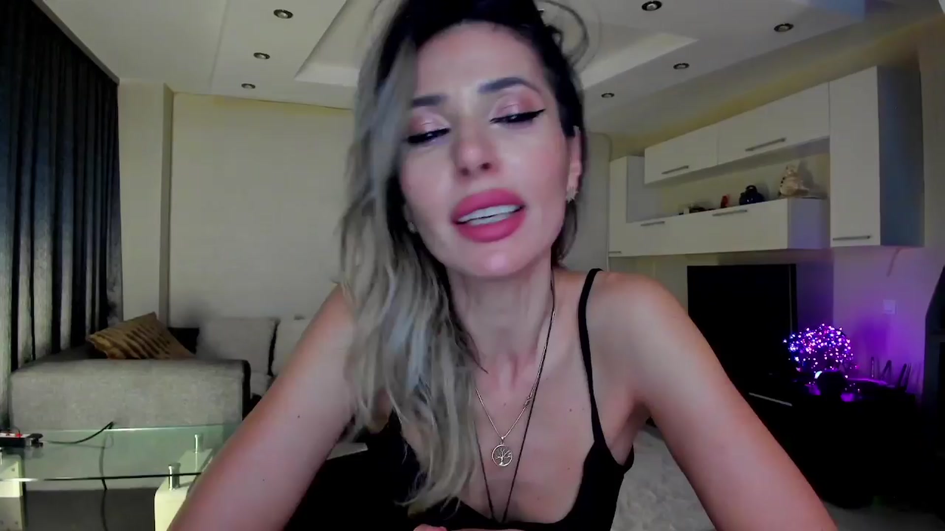 Gallery image thumbnail from SmileyTinaa's myfreecams stream on, 04/02/2024, 24:02 image 11 of 20