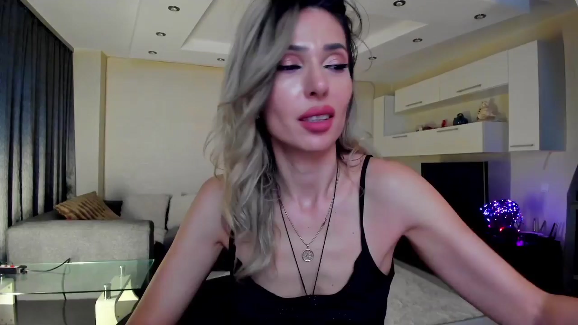 Gallery image thumbnail from SmileyTinaa's myfreecams stream on, 04/02/2024, 24:02 image 8 of 20