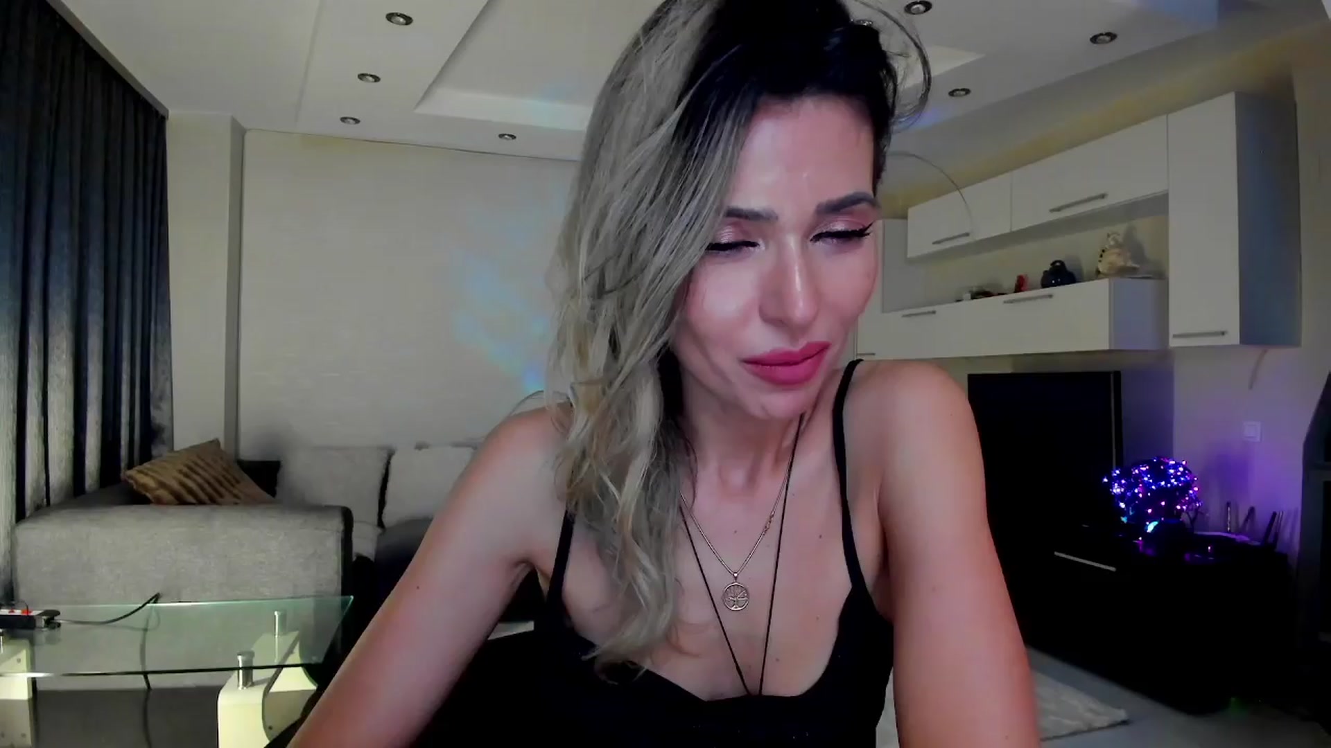 Gallery image thumbnail from SmileyTinaa's myfreecams stream on, 04/02/2024, 24:02 image 14 of 20