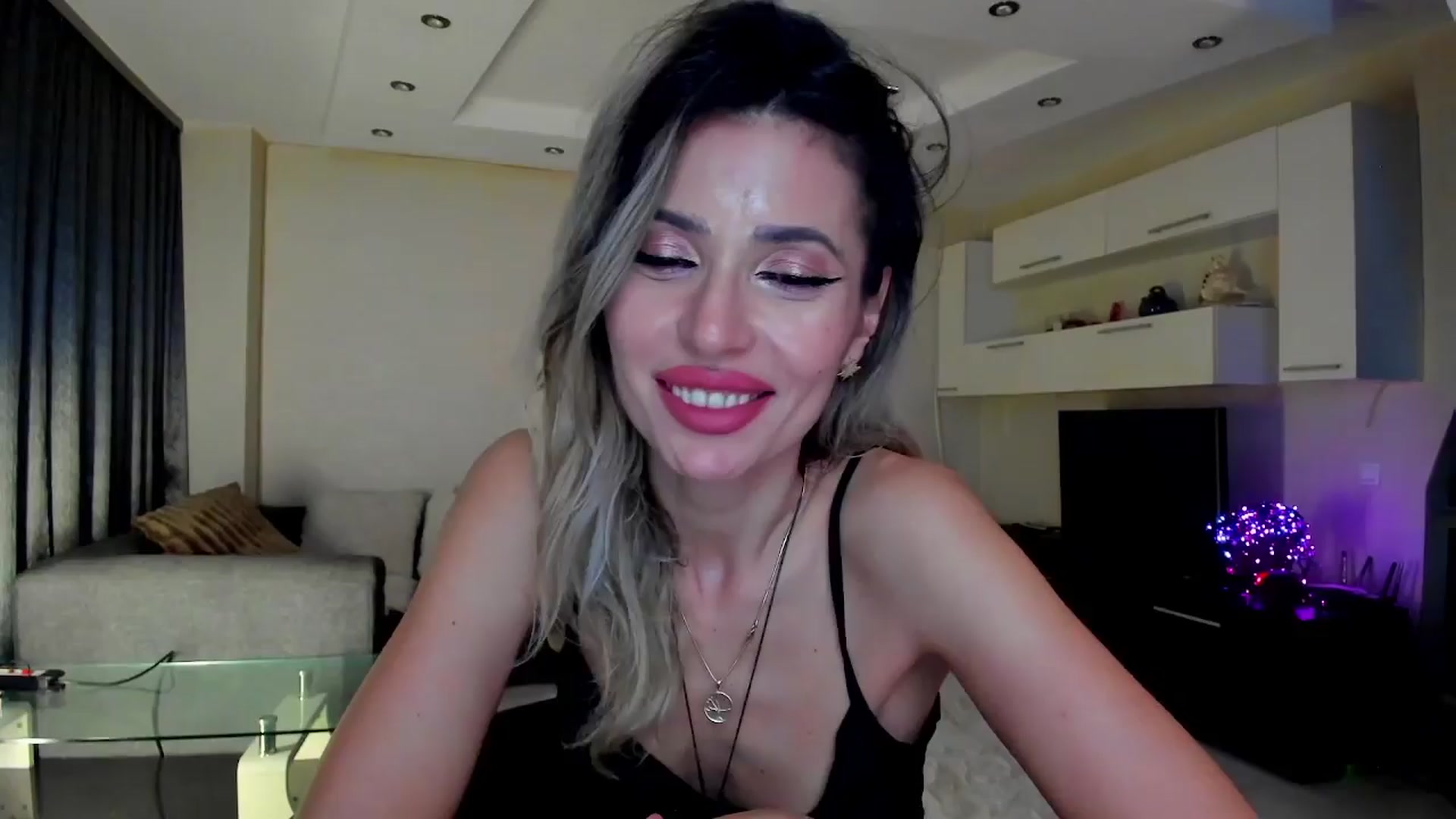 Gallery image thumbnail from SmileyTinaa's myfreecams stream on, 04/02/2024, 24:02 image 12 of 20