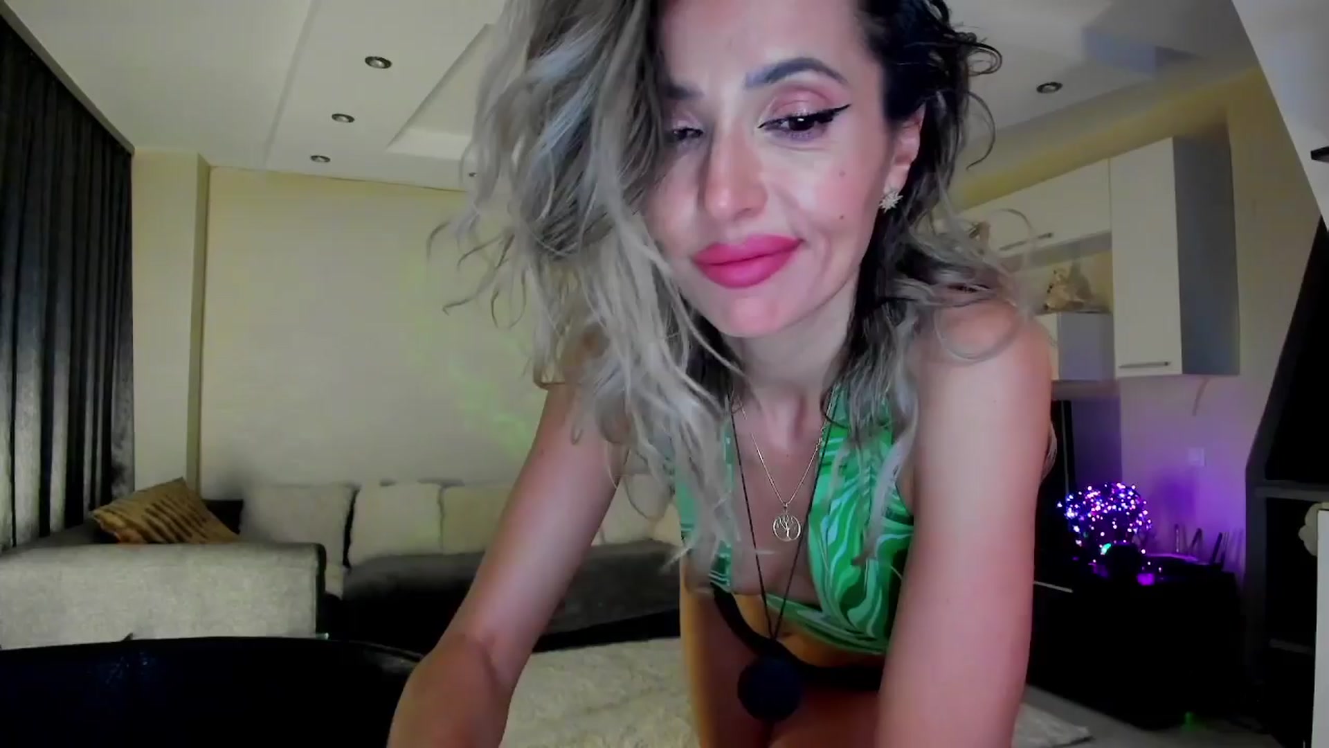 Gallery image thumbnail from SmileyTinaa's myfreecams stream on, 04/02/2024, 04:04 image 3 of 20