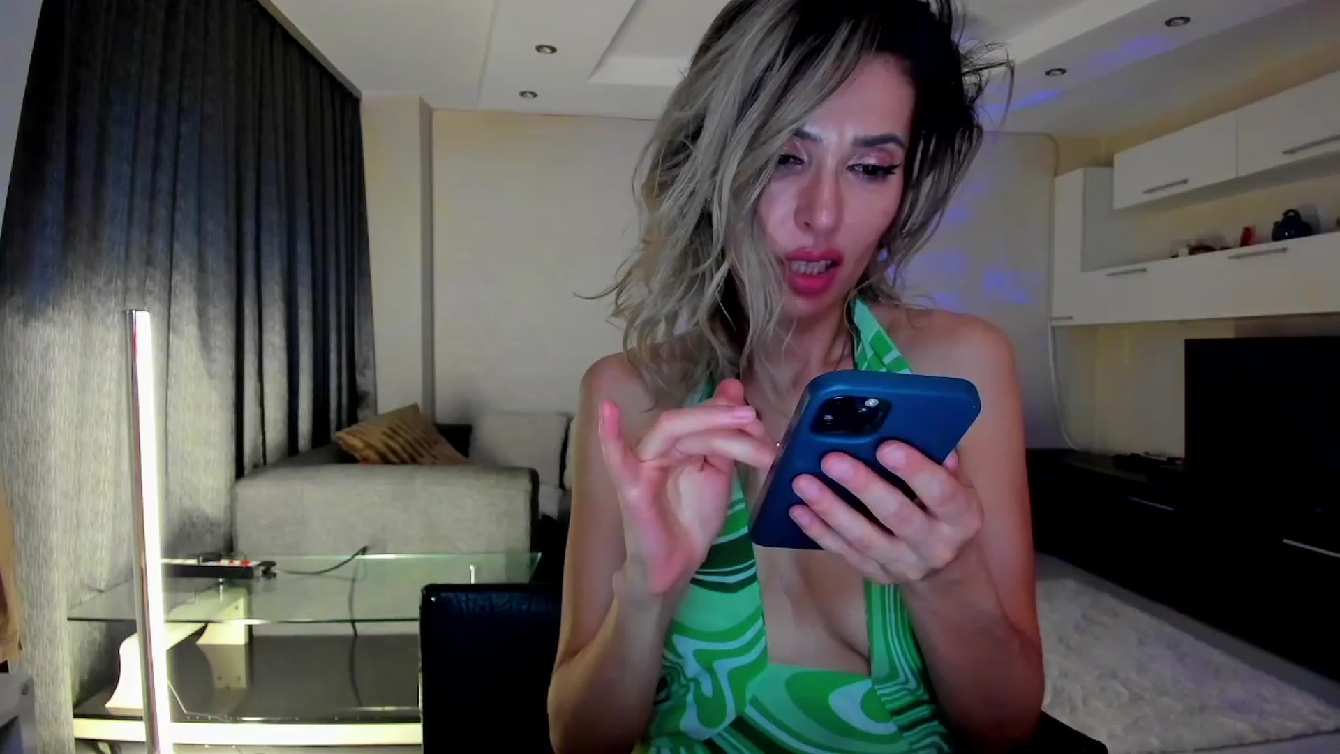 Gallery image thumbnail from SmileyTinaa's myfreecams stream on, 04/02/2024, 04:04 image 17 of 20