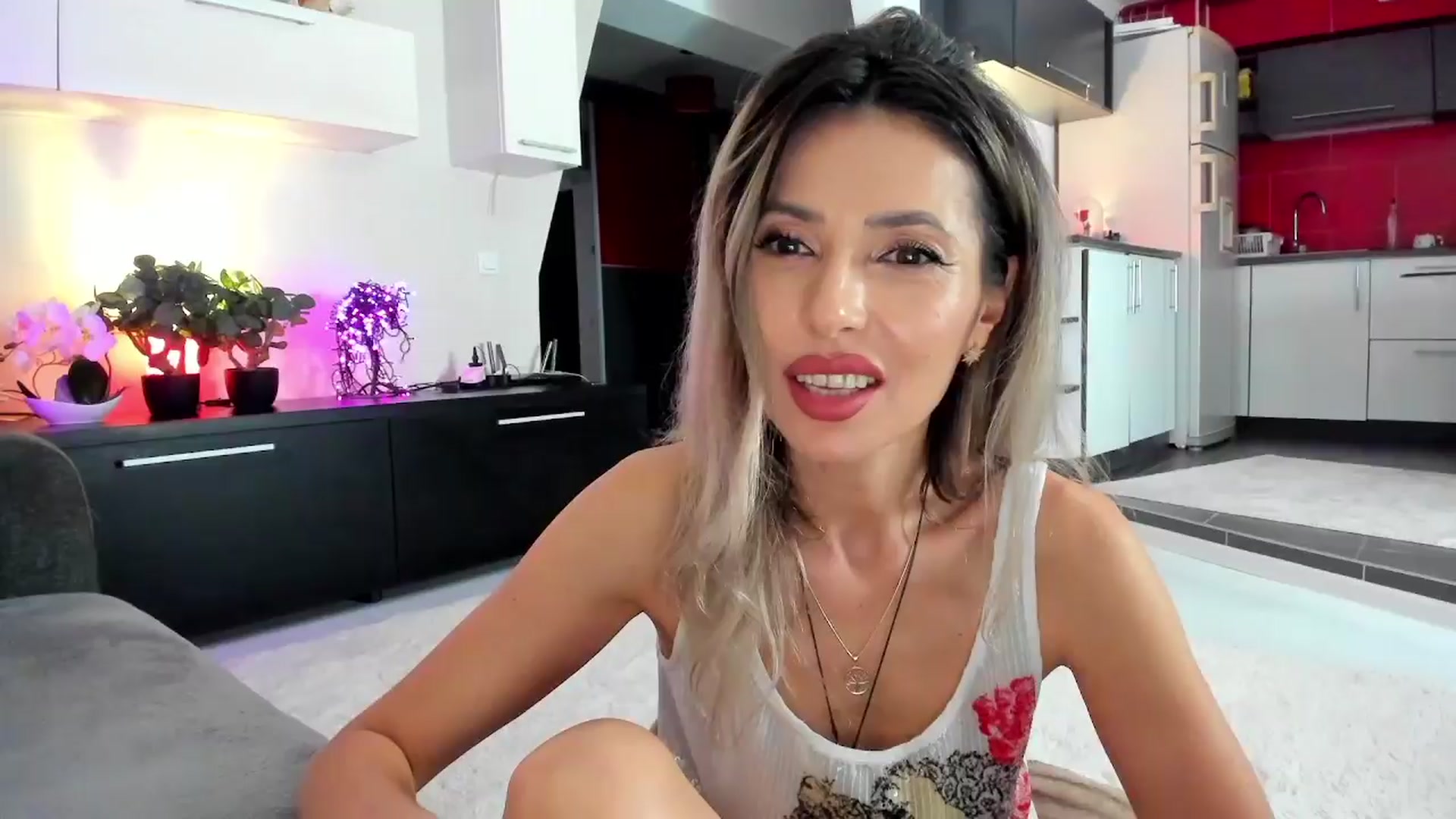 Gallery image thumbnail from SmileyTinaa's myfreecams stream on, 04/02/2024, 22:44 image 19 of 20