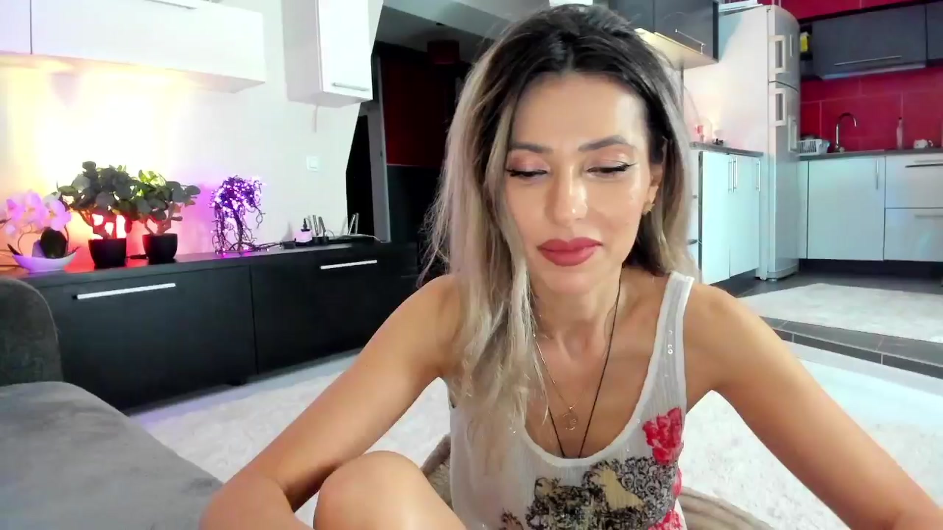 Gallery image thumbnail from SmileyTinaa's myfreecams stream on, 04/02/2024, 22:44 image 1 of 20