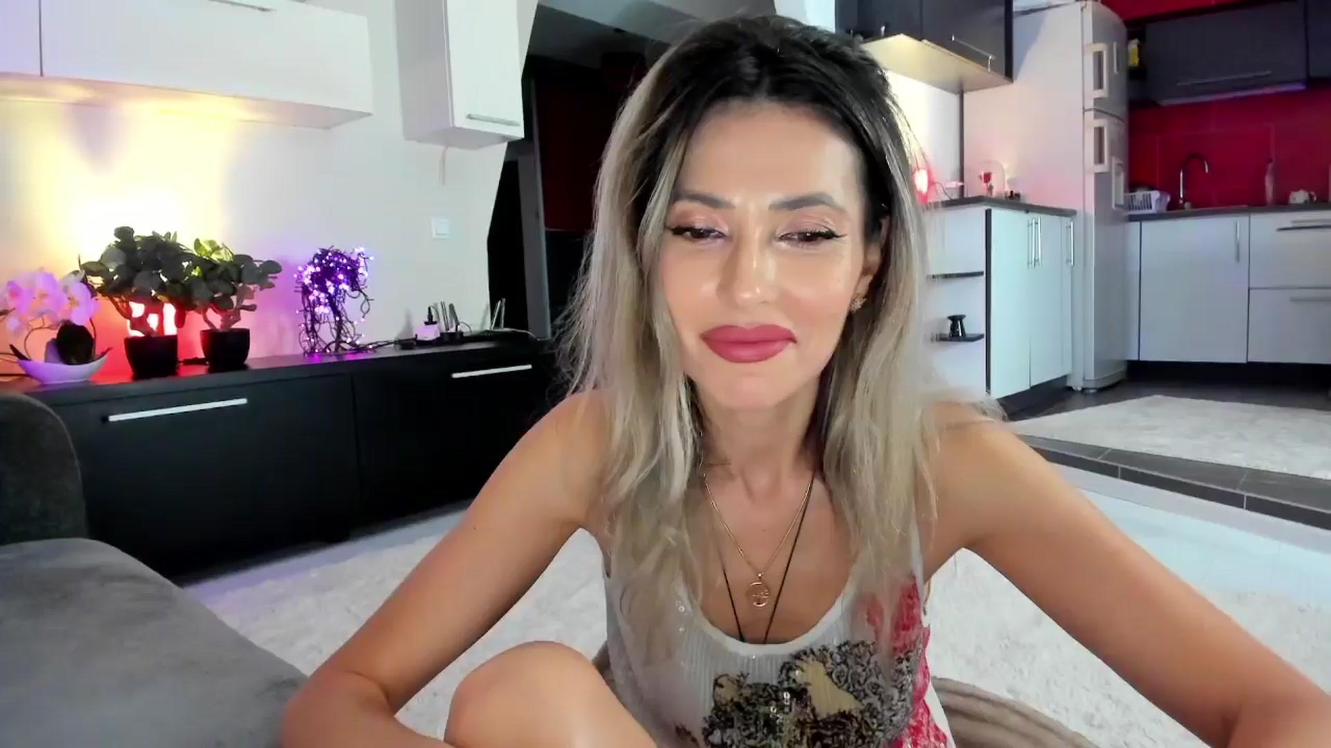 Gallery image thumbnail from SmileyTinaa's myfreecams stream on, 04/02/2024, 22:44 image 4 of 20