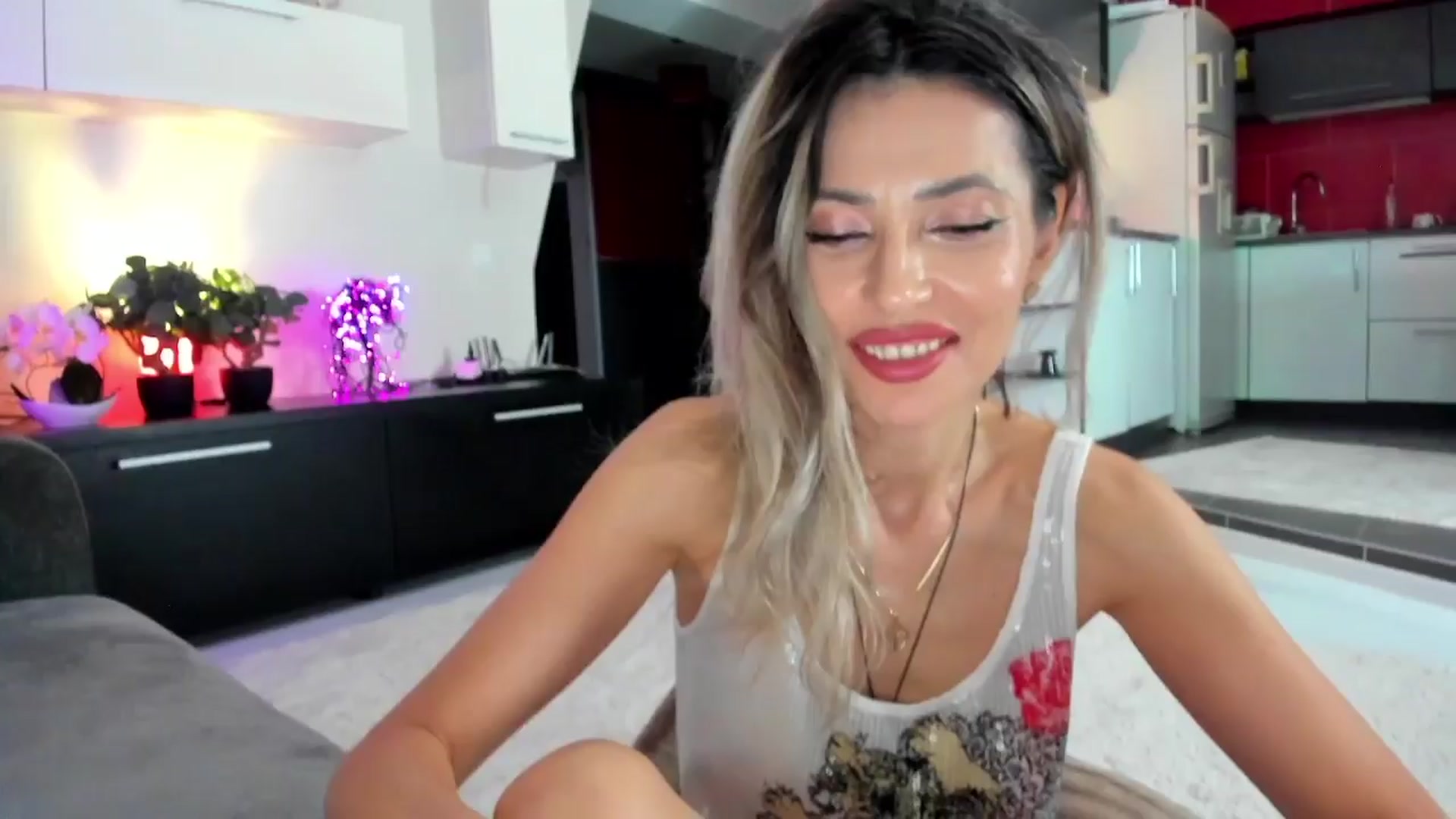 Gallery image thumbnail from SmileyTinaa's myfreecams stream on, 04/02/2024, 22:44 image 10 of 20