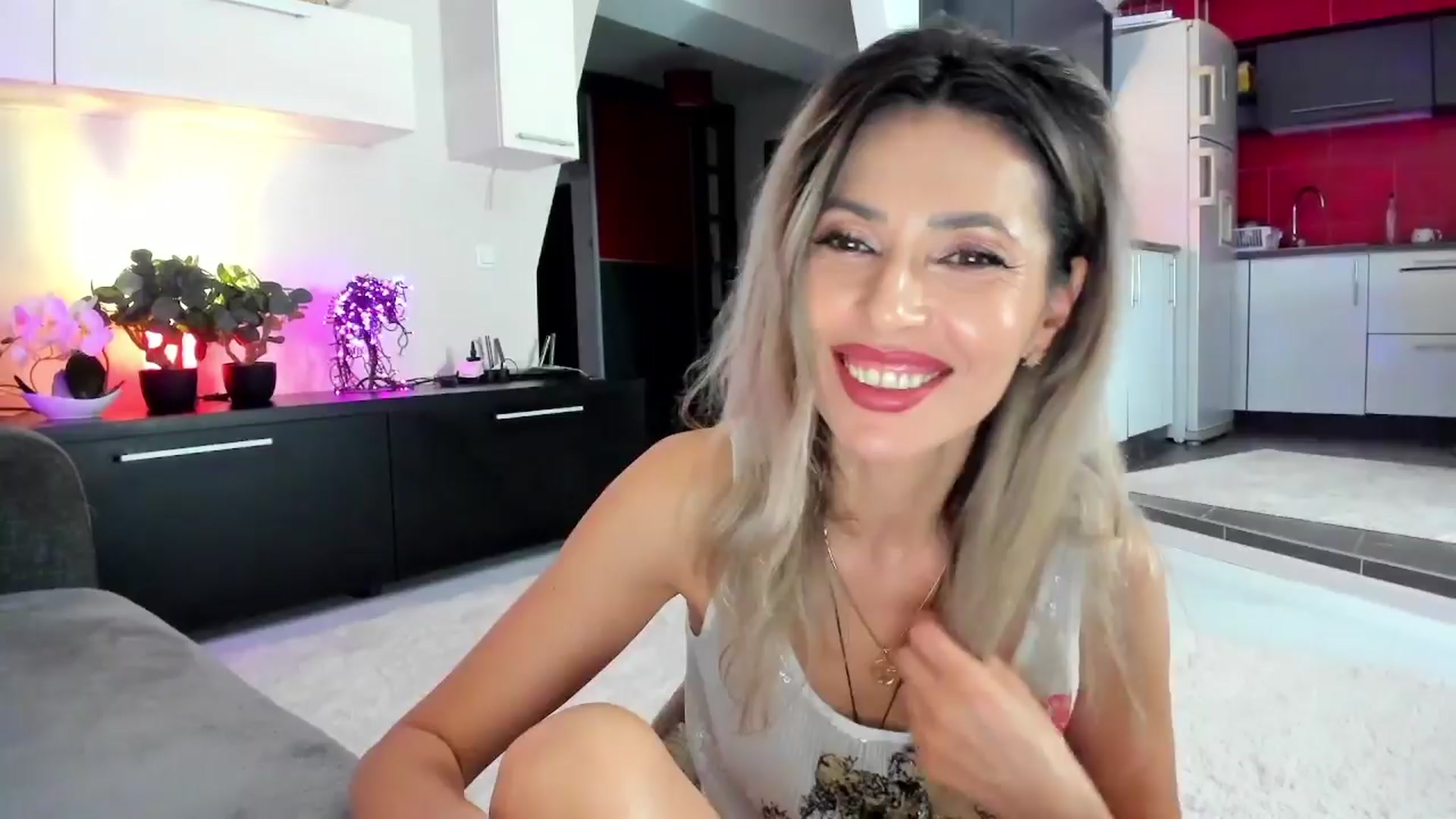 Gallery image thumbnail from SmileyTinaa's myfreecams stream on, 04/02/2024, 22:44 image 7 of 20
