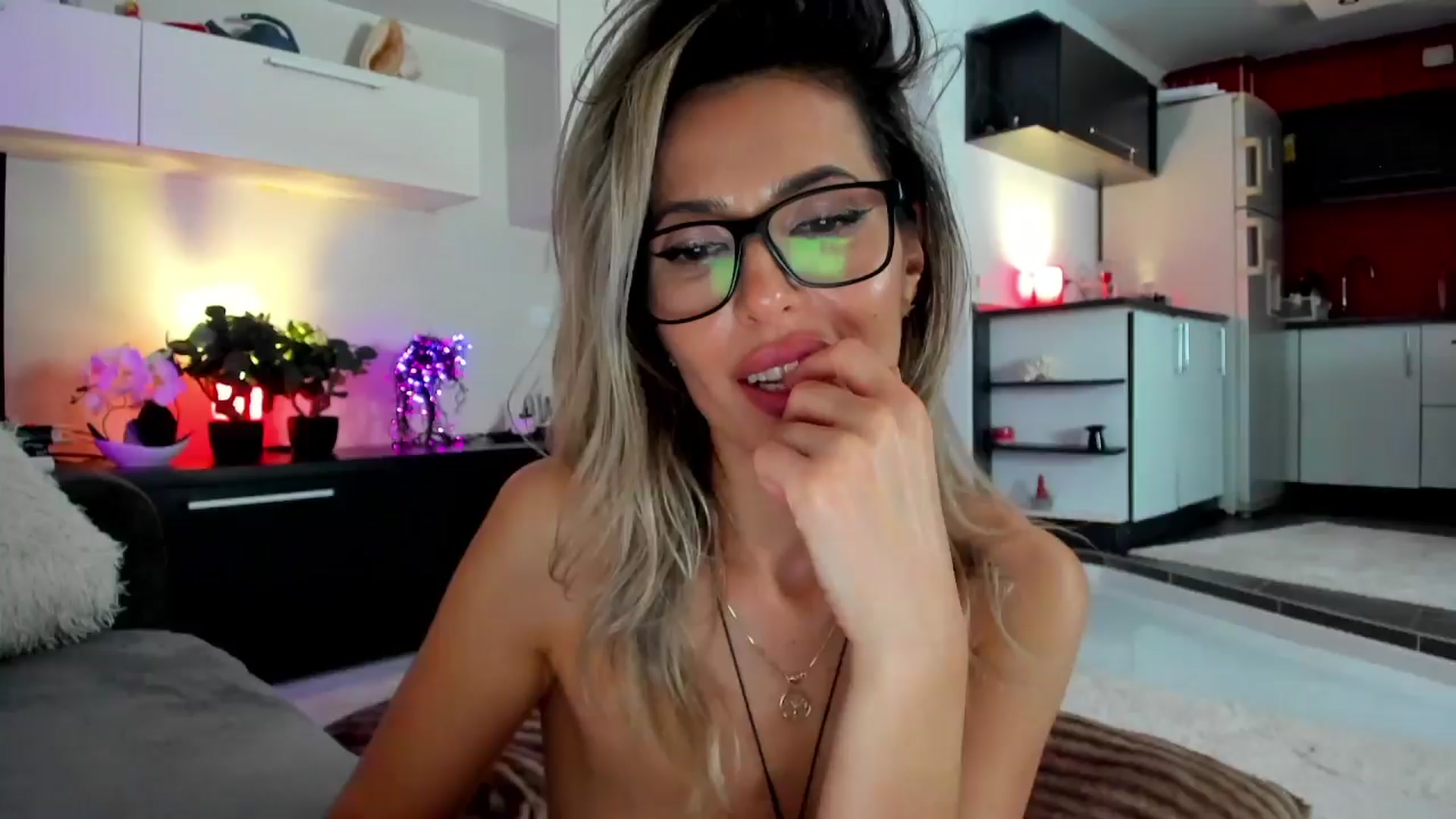 Gallery image thumbnail from SmileyTinaa's myfreecams stream on, 04/04/2024, 04:24 image 12 of 20