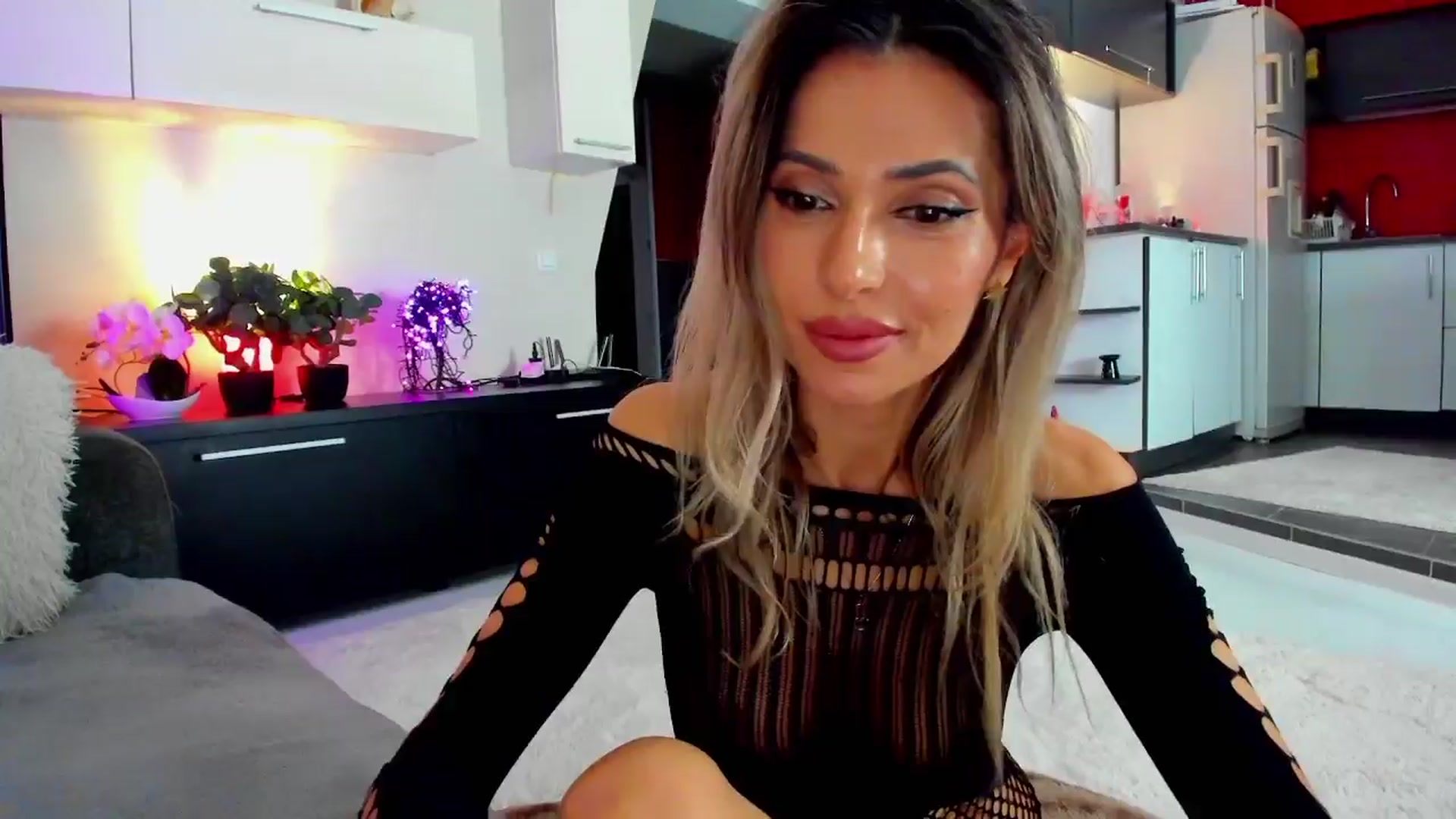 Gallery image thumbnail from SmileyTinaa's myfreecams stream on, 04/04/2024, 23:13 image 13 of 20