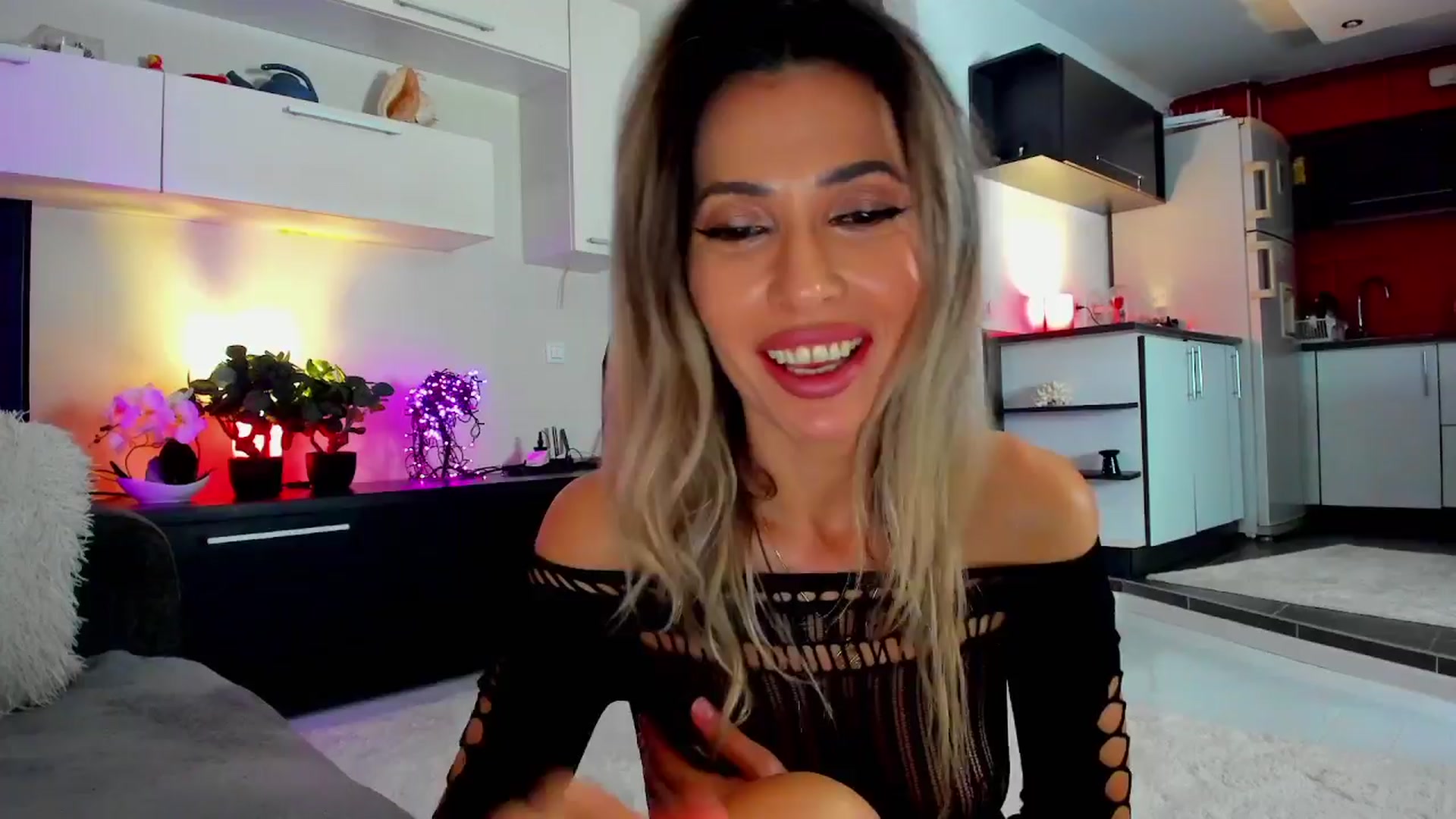 Gallery image thumbnail from SmileyTinaa's myfreecams stream on, 04/04/2024, 23:13 image 12 of 20