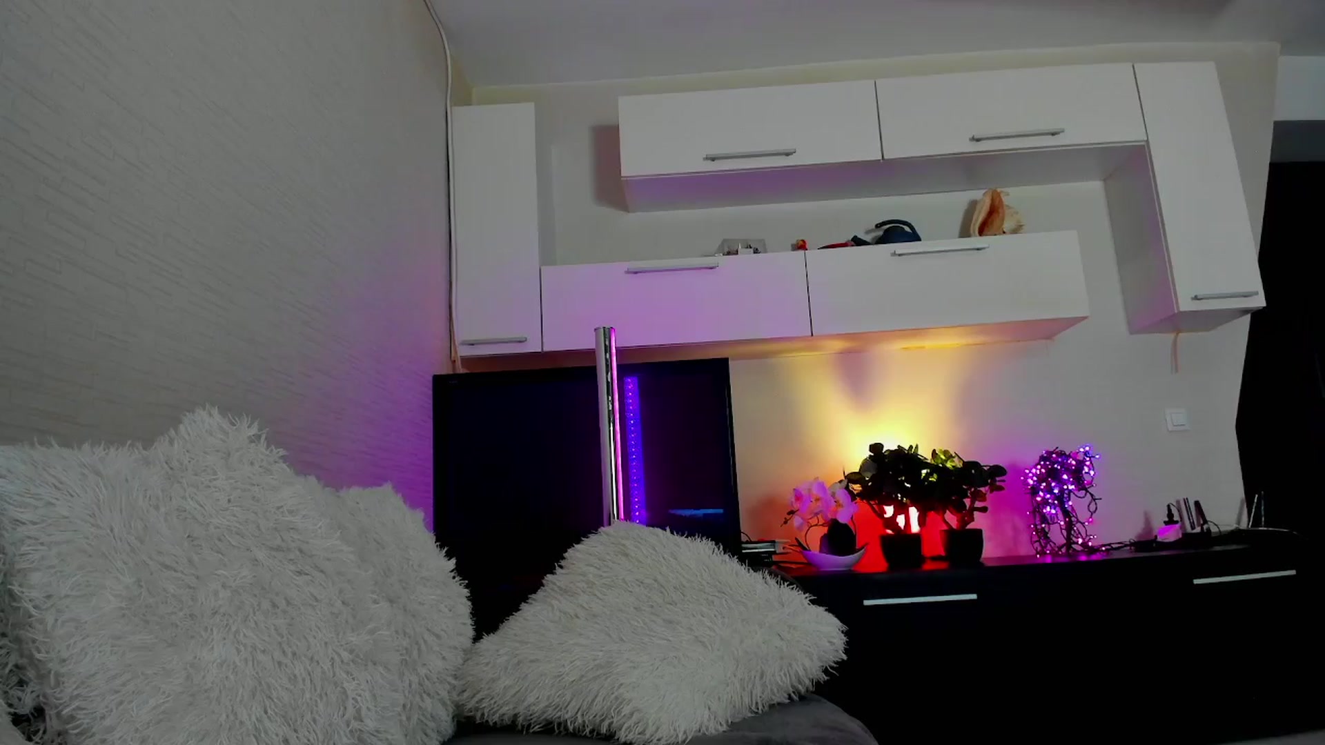 Gallery image thumbnail from SmileyTinaa's myfreecams stream on, 04/05/2024, 02:24 image 1 of 20