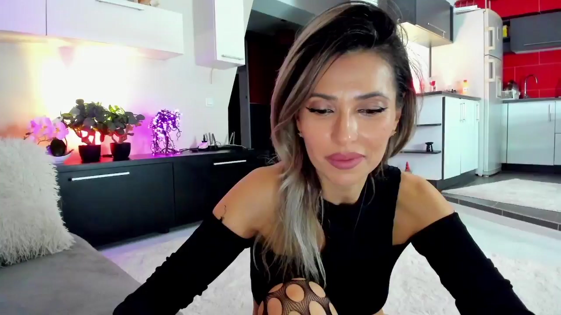 Gallery image thumbnail from SmileyTinaa's myfreecams stream on, 04/05/2024, 21:43 image 16 of 20