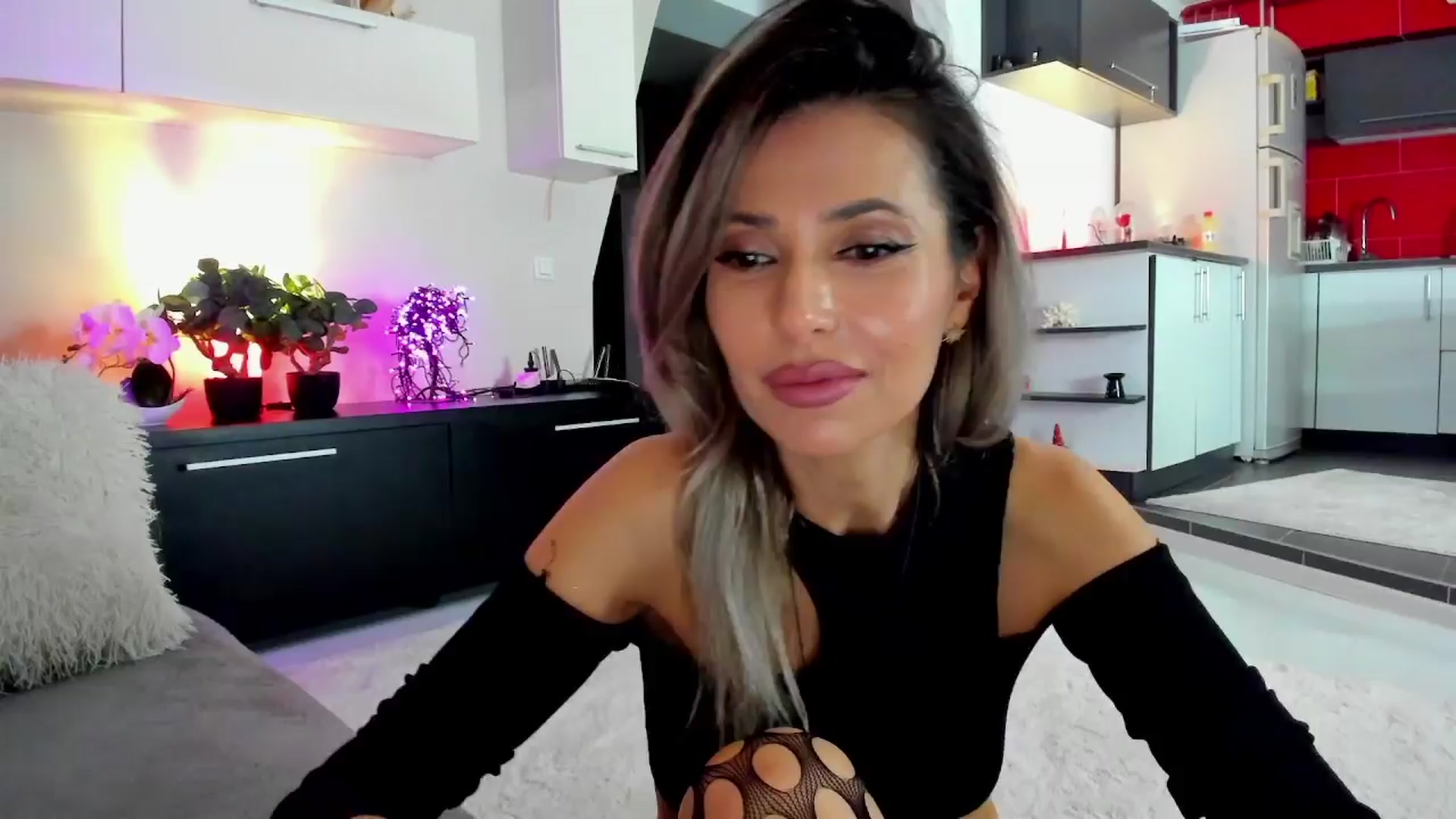 Gallery image thumbnail from SmileyTinaa's myfreecams stream on, 04/05/2024, 21:43 image 17 of 20