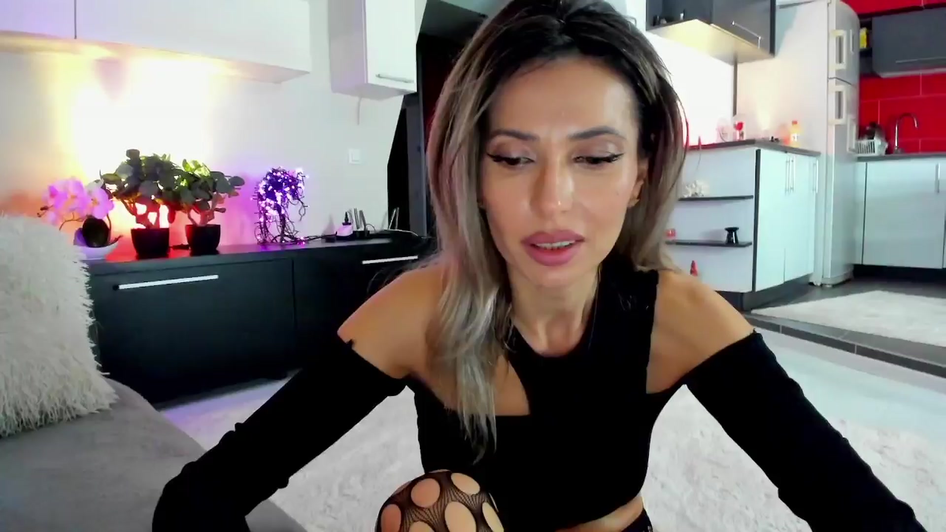 Gallery image thumbnail from SmileyTinaa's myfreecams stream on, 04/05/2024, 21:43 image 3 of 20