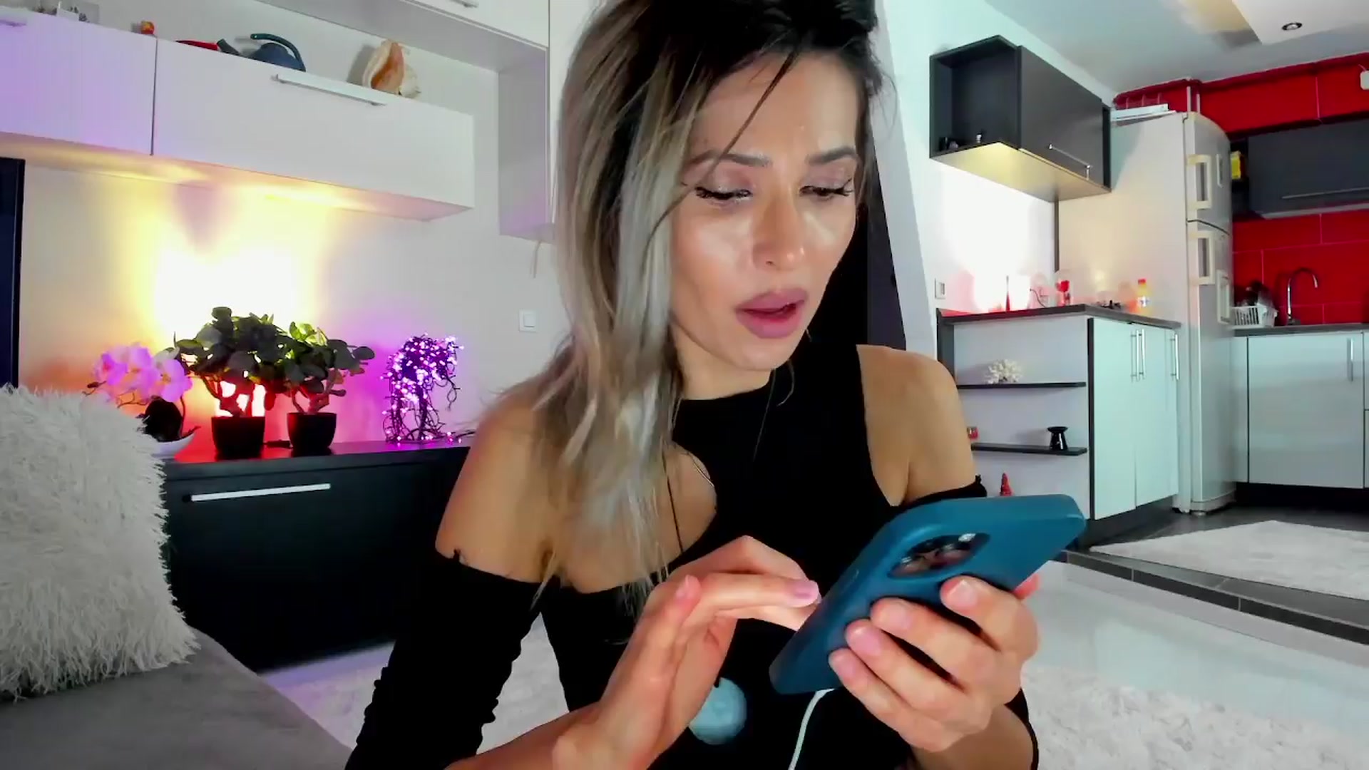 Gallery image thumbnail from SmileyTinaa's myfreecams stream on, 04/05/2024, 21:43 image 12 of 20