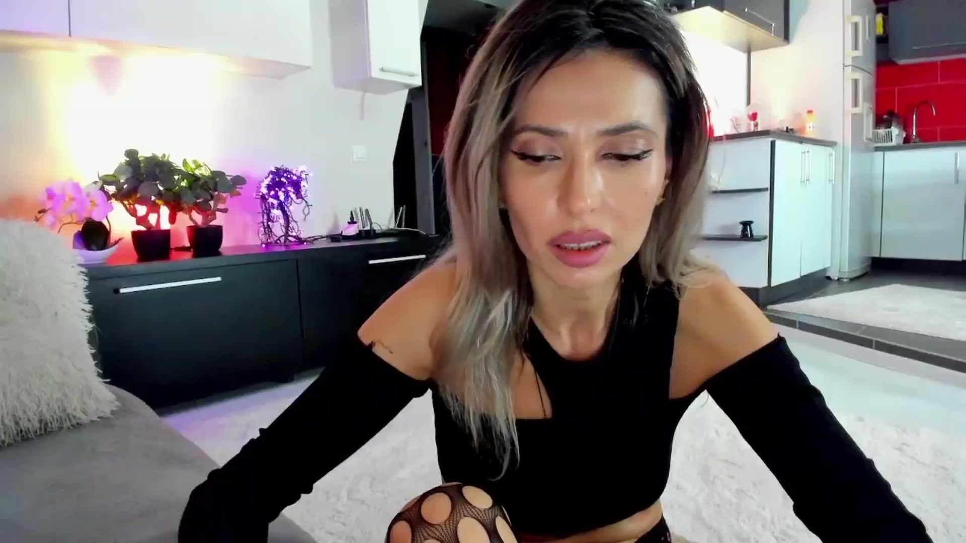 Gallery image thumbnail from SmileyTinaa's myfreecams stream on, 04/05/2024, 21:43 image 7 of 20