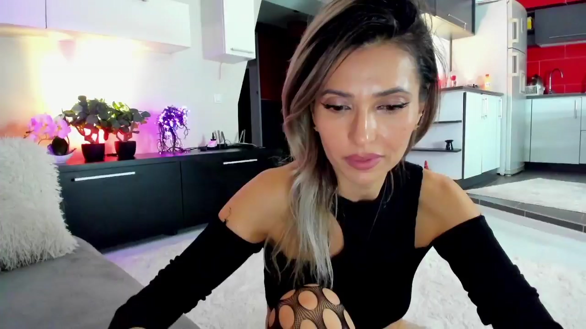 Gallery image thumbnail from SmileyTinaa's myfreecams stream on, 04/05/2024, 21:43 image 15 of 20