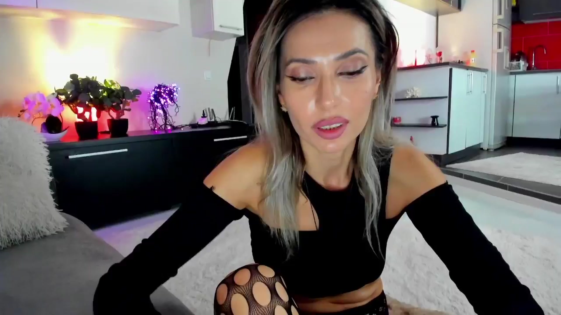 Gallery image thumbnail from SmileyTinaa's myfreecams stream on, 04/05/2024, 21:43 image 2 of 20