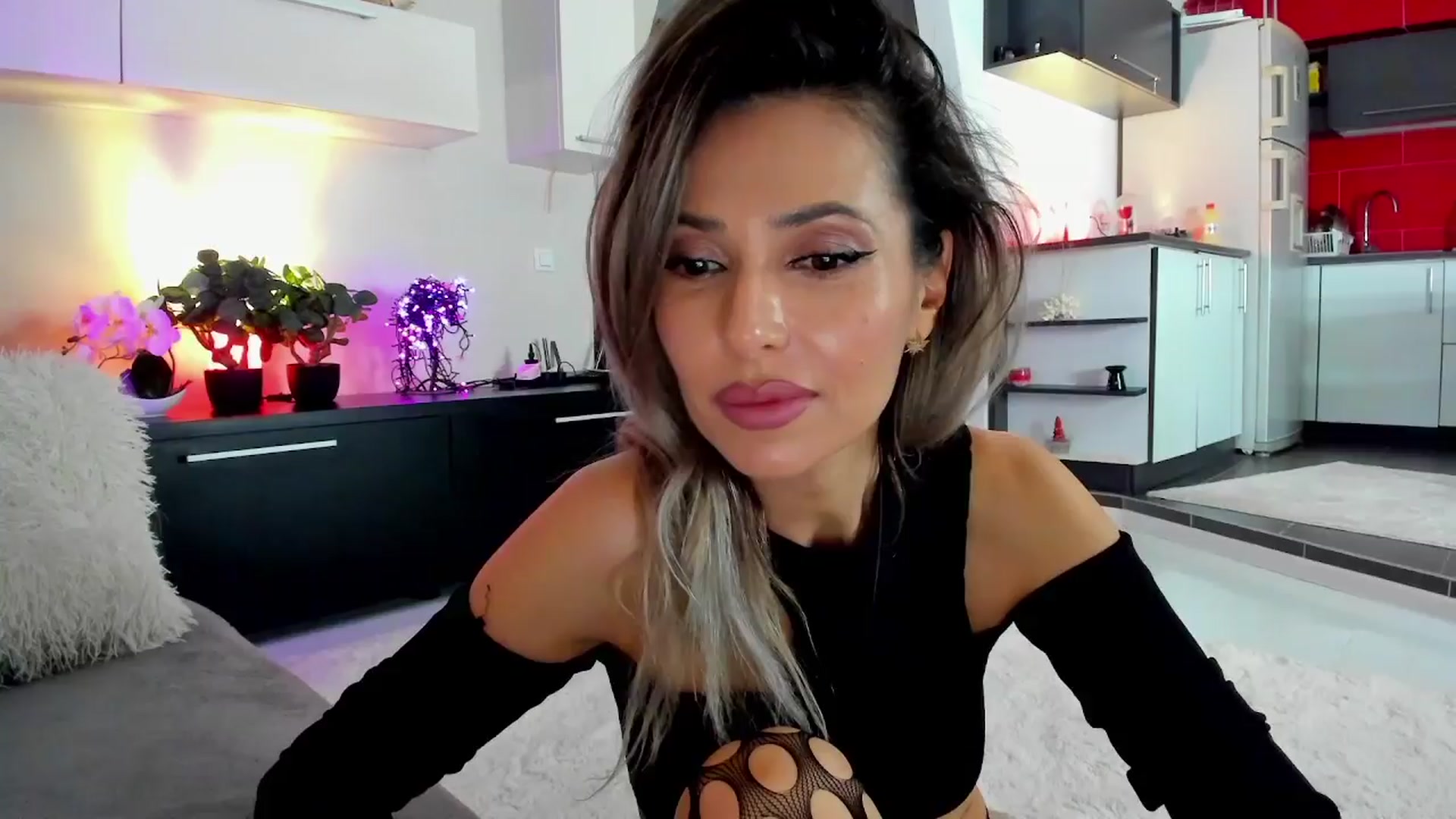 Gallery image thumbnail from SmileyTinaa's myfreecams stream on, 04/05/2024, 21:43 image 18 of 20