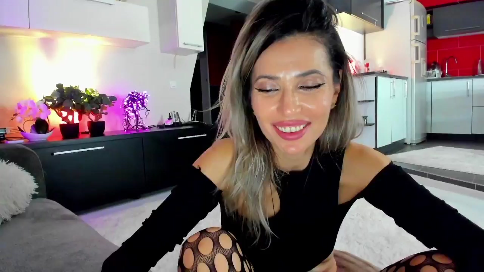 Gallery image thumbnail from SmileyTinaa's myfreecams stream on, 04/06/2024, 24:49 image 15 of 20