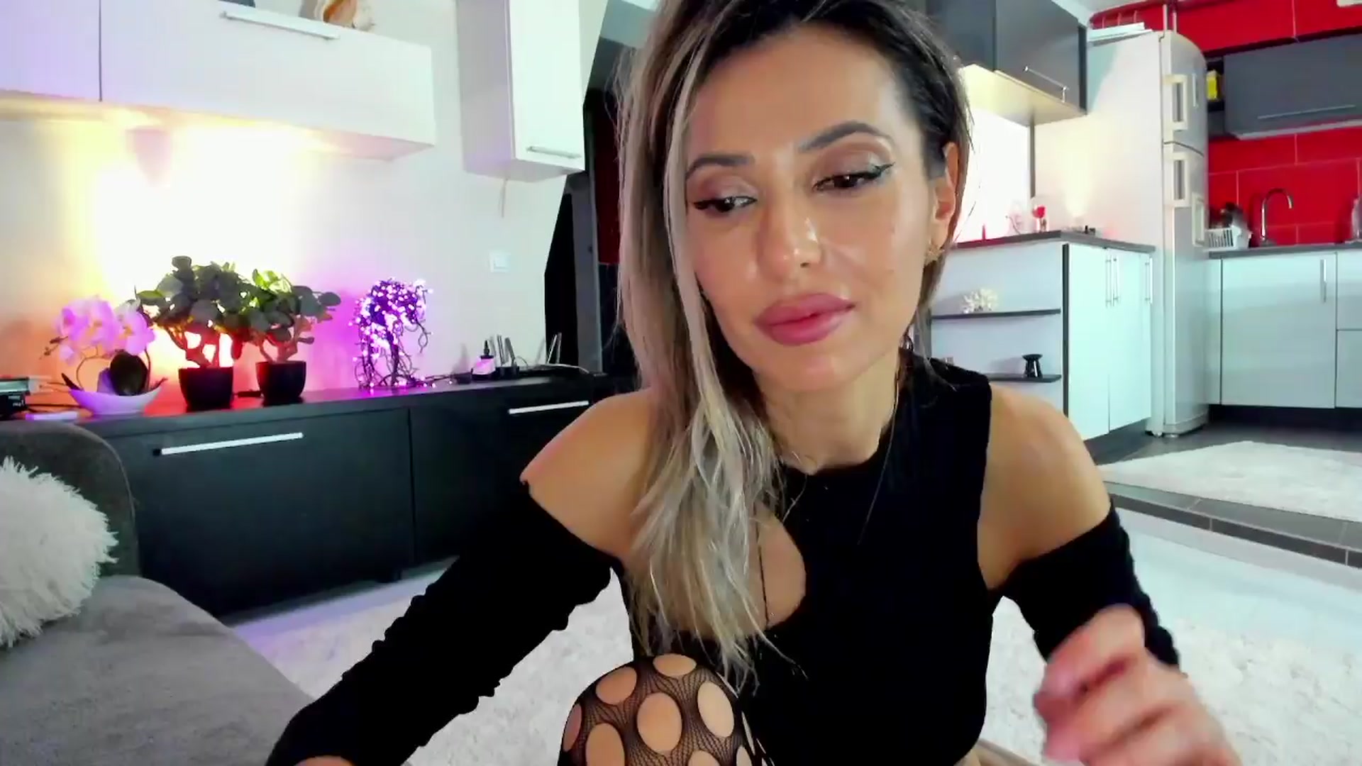 Gallery image thumbnail from SmileyTinaa's myfreecams stream on, 04/06/2024, 24:49 image 13 of 20