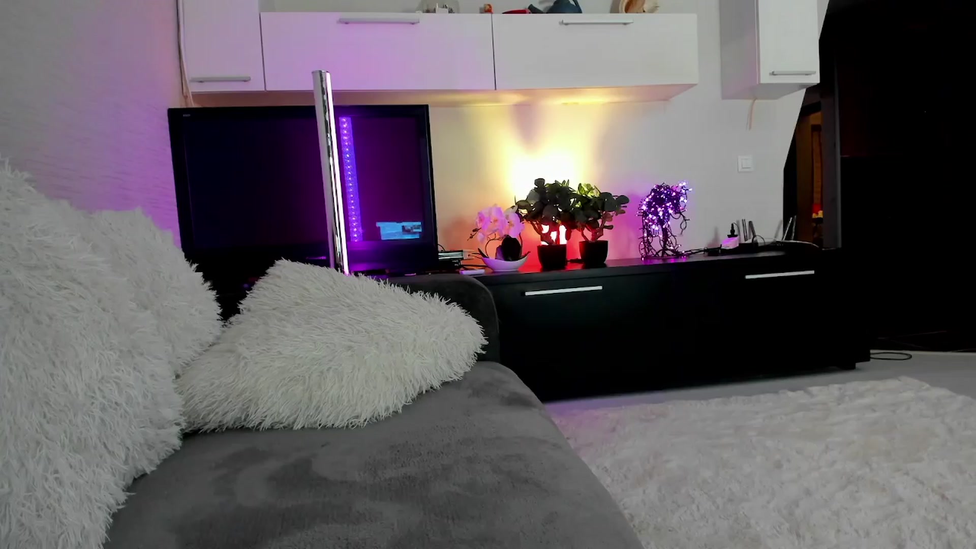 Gallery image thumbnail from SmileyTinaa's myfreecams stream on, 04/06/2024, 24:49 image 12 of 20