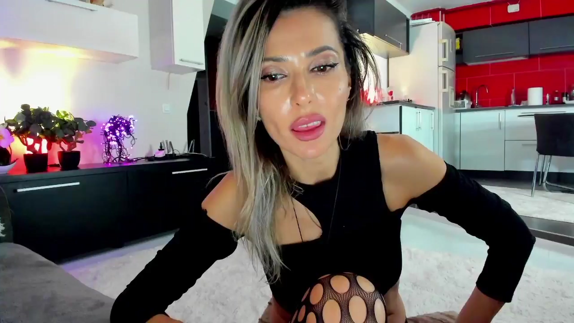 Gallery image thumbnail from SmileyTinaa's myfreecams stream on, 04/06/2024, 24:54 image 14 of 20