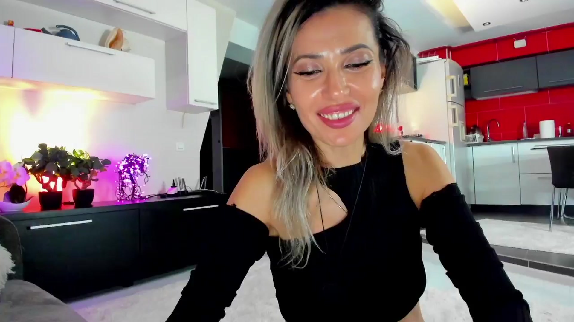 Gallery image thumbnail from SmileyTinaa's myfreecams stream on, 04/06/2024, 24:54 image 13 of 20