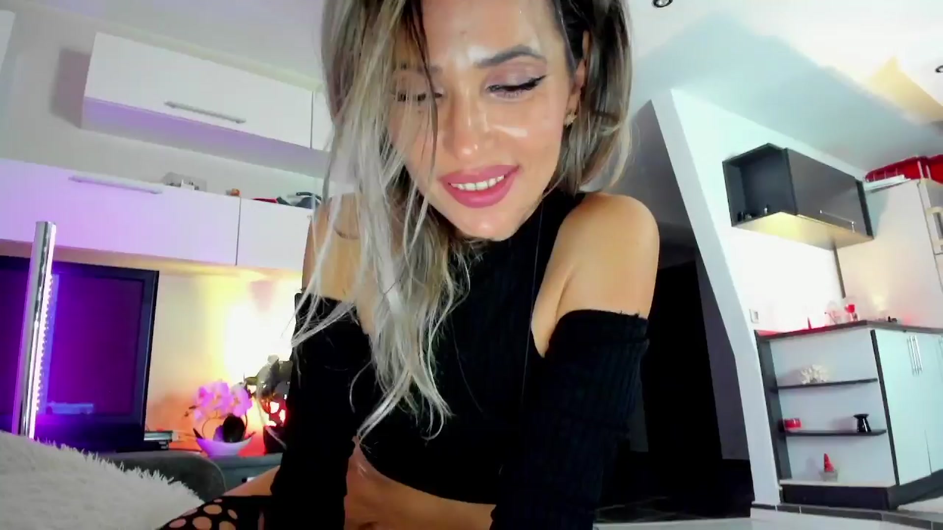 Gallery image thumbnail from SmileyTinaa's myfreecams stream on, 04/06/2024, 24:54 image 16 of 20