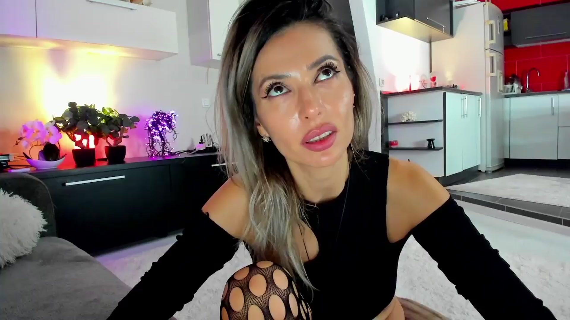 Gallery image thumbnail from SmileyTinaa's myfreecams stream on, 04/06/2024, 24:54 image 3 of 20