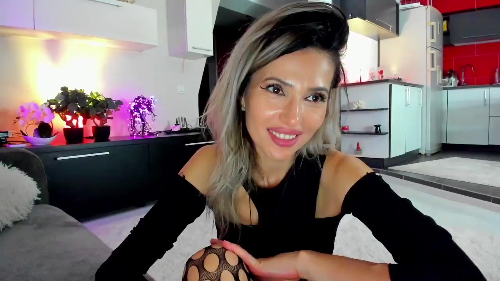 Gallery image thumbnail from SmileyTinaa's myfreecams stream on, 04/06/2024, 24:54 image 10 of 20