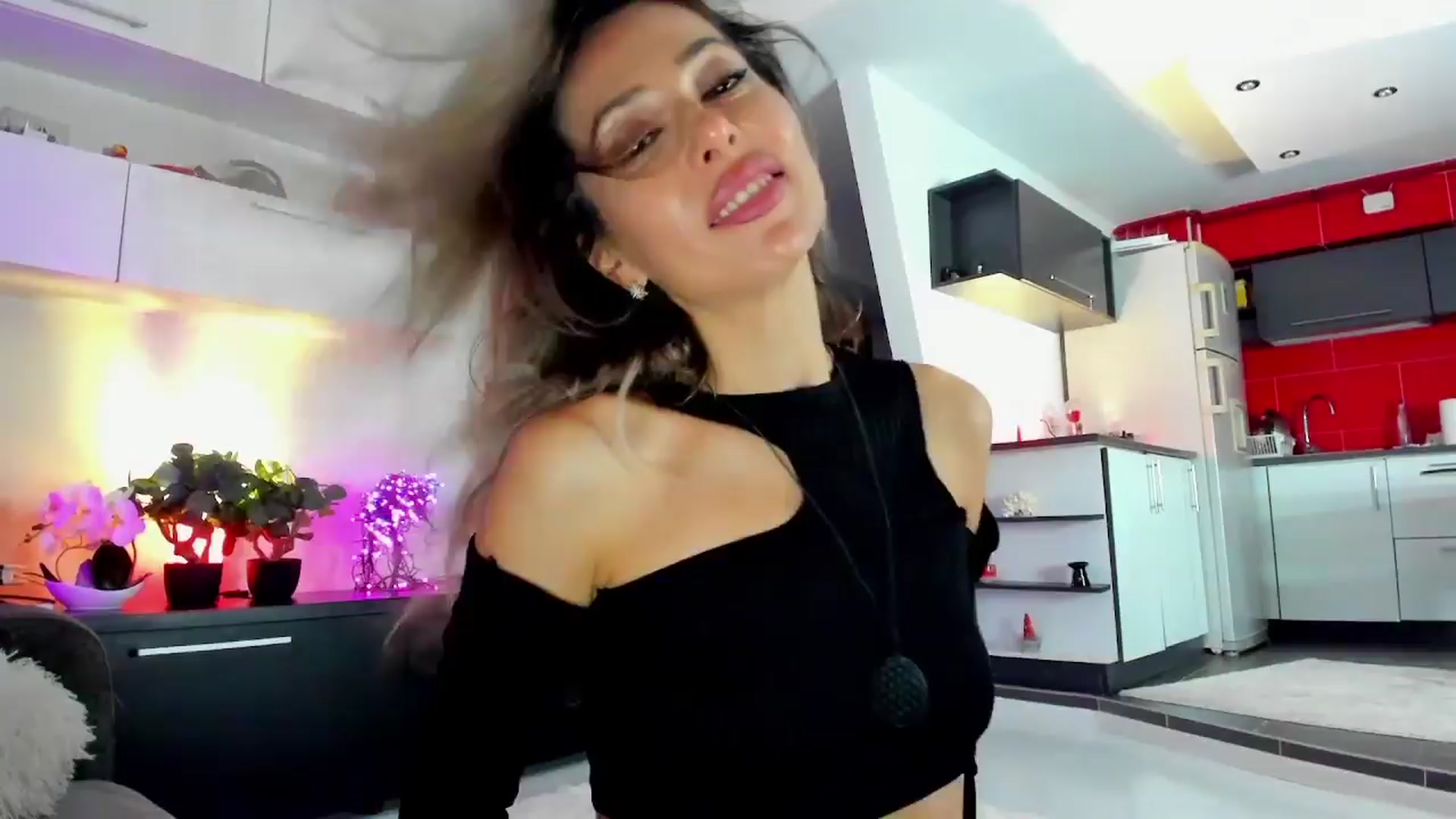 Gallery image thumbnail from SmileyTinaa's myfreecams stream on, 04/06/2024, 24:54 image 18 of 20