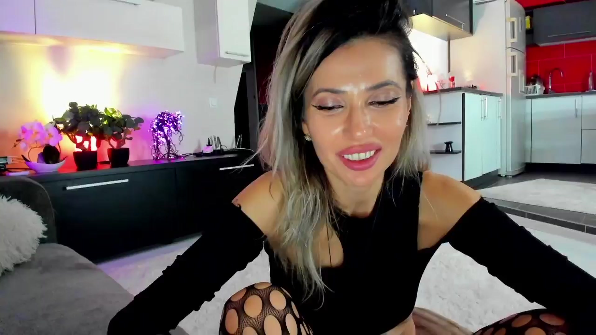 Gallery image thumbnail from SmileyTinaa's myfreecams stream on, 04/06/2024, 24:54 image 8 of 20