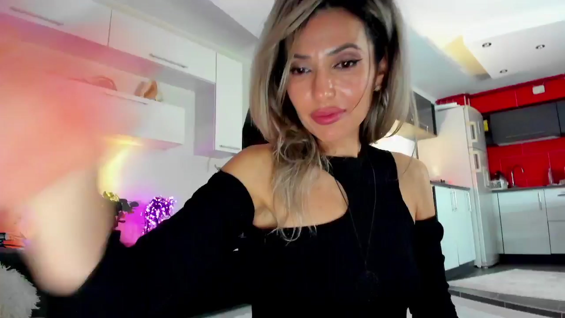 Gallery image thumbnail from SmileyTinaa's myfreecams stream on, 04/06/2024, 24:54 image 17 of 20