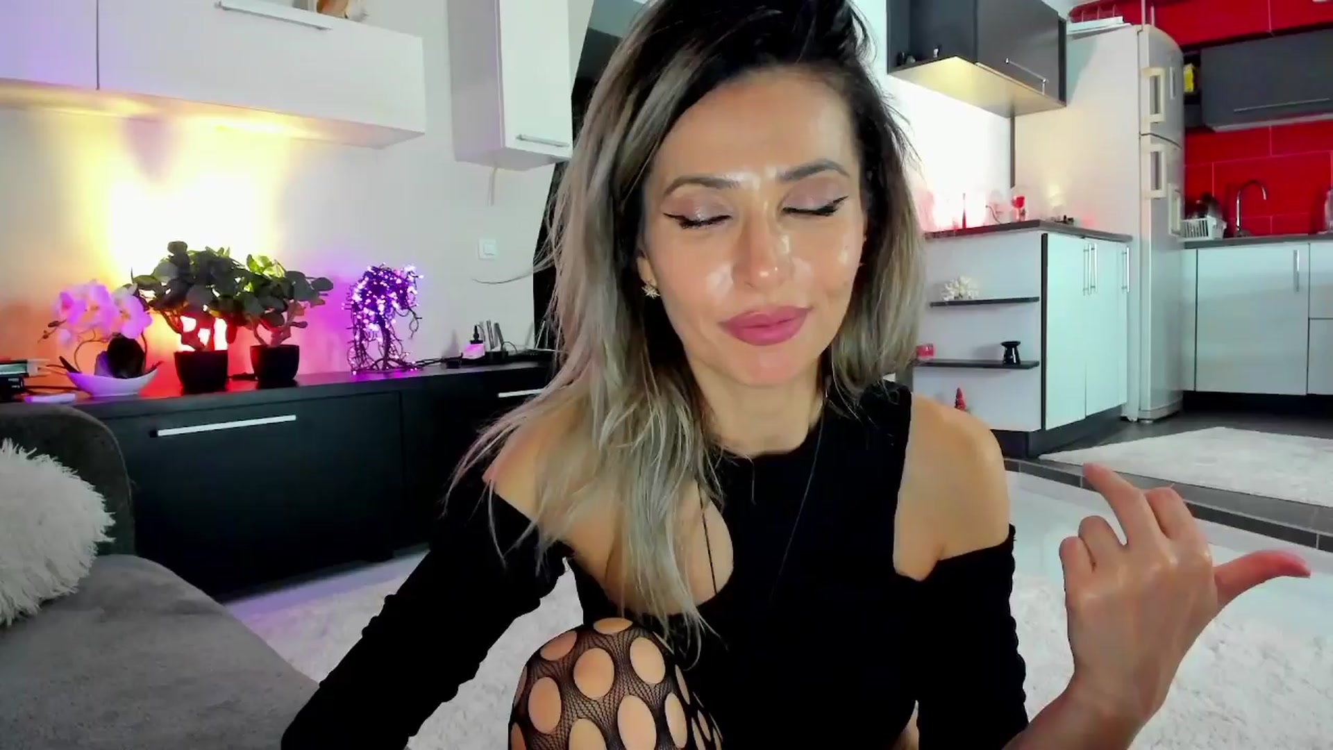 Gallery image thumbnail from SmileyTinaa's myfreecams stream on, 04/06/2024, 24:54 image 4 of 20