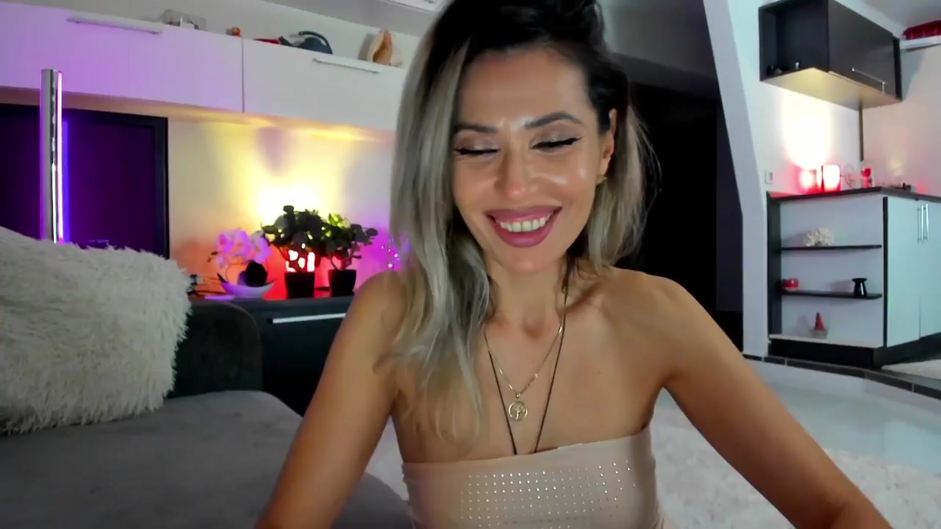 Gallery image thumbnail from SmileyTinaa's myfreecams stream on, 04/10/2024, 24:32 image 2 of 20