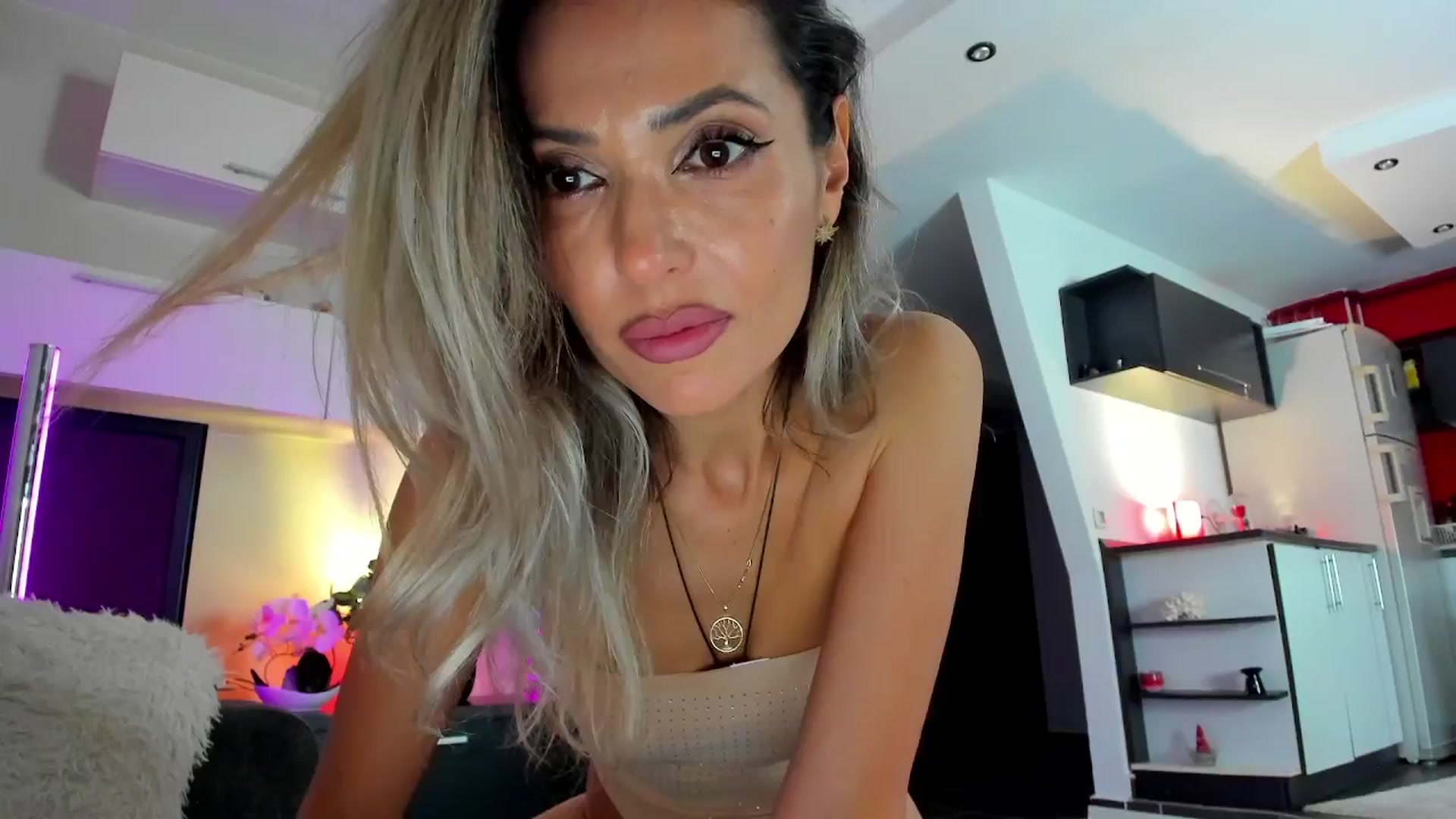 Gallery image thumbnail from SmileyTinaa's myfreecams stream on, 04/10/2024, 24:32 image 3 of 20