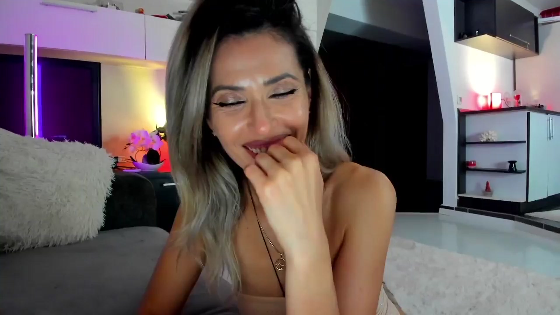 Gallery image thumbnail from SmileyTinaa's myfreecams stream on, 04/10/2024, 24:32 image 1 of 20
