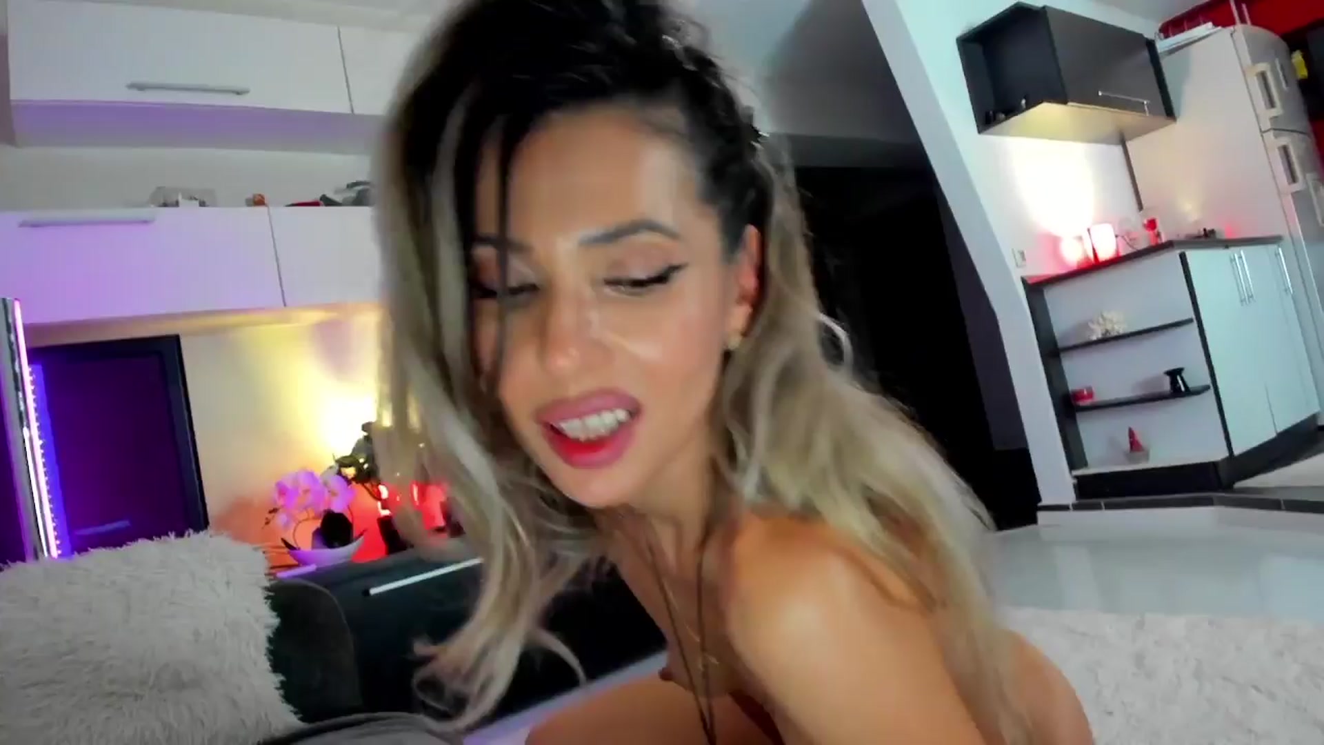 Gallery image thumbnail from SmileyTinaa's myfreecams stream on, 04/10/2024, 23:43 image 11 of 20